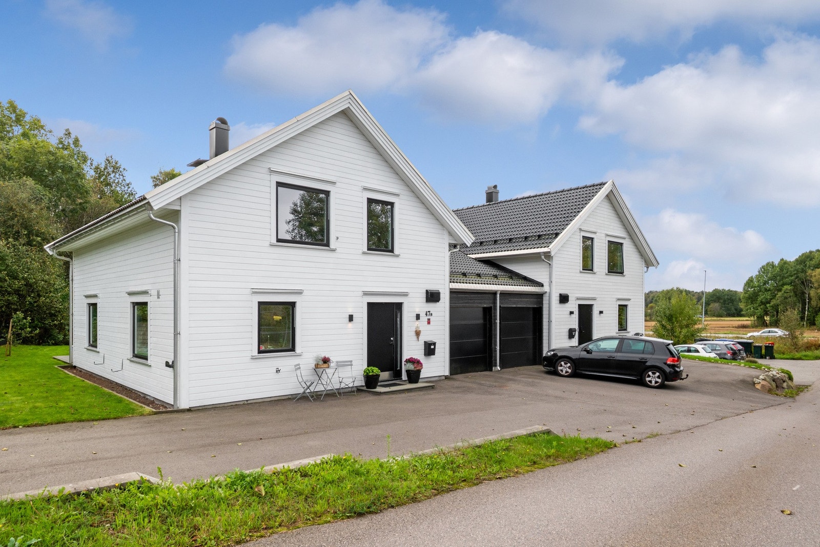 Asfaltert gårdsplass foran garasjen gir plass til opptil fem biler. Galleribilde