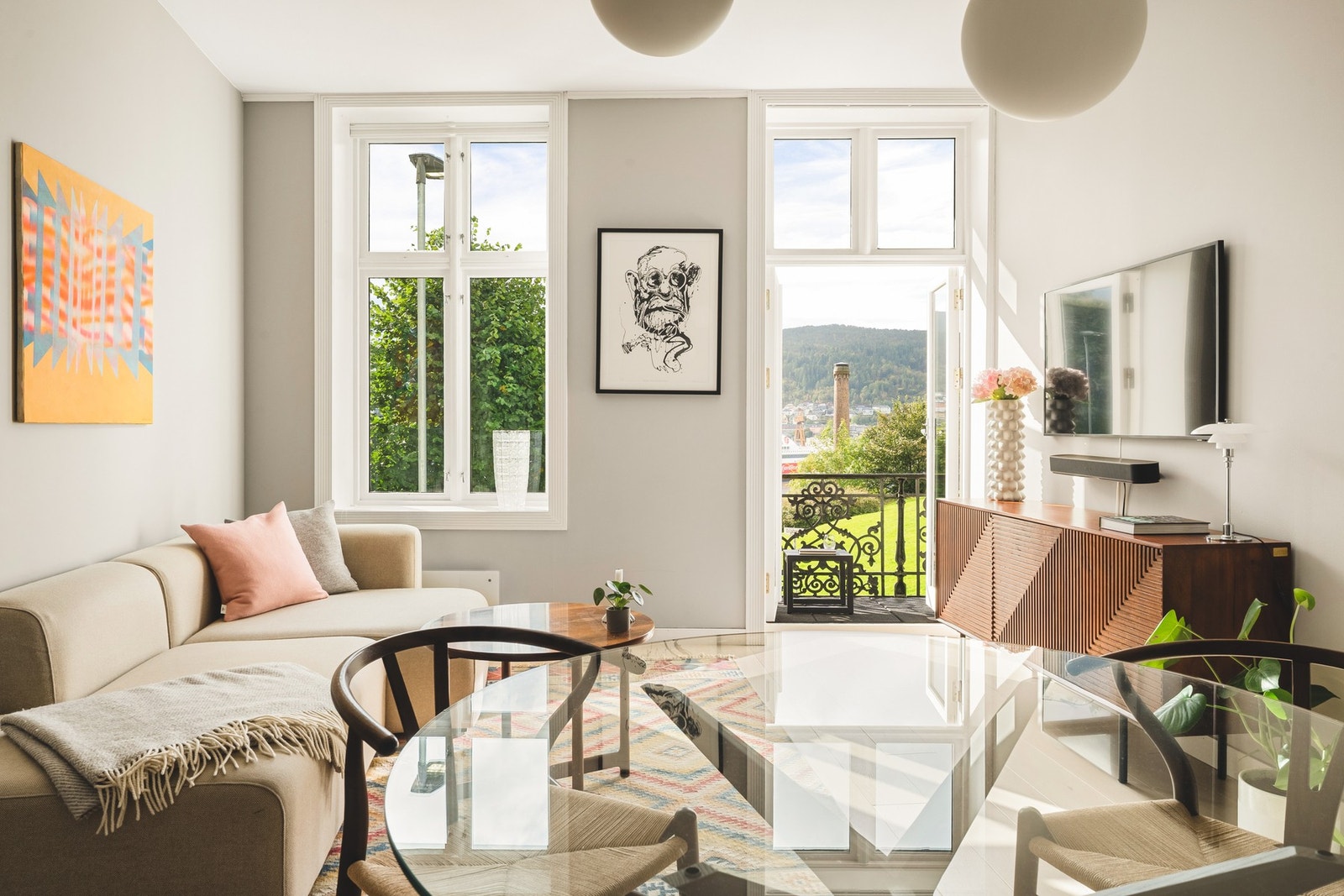 Dette er et nydelig rom å oppholde seg i med de store vindusoverflatene som gir et naturlig lysinnslipp og den gode takhøyden på hele 2,81 meter. Galleribilde