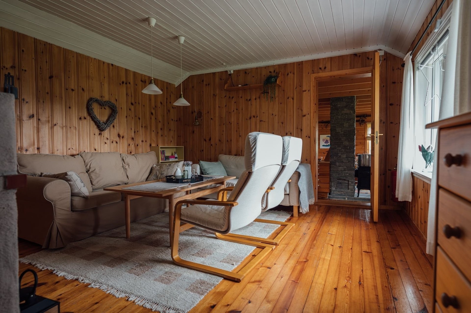 Stor stue med flere sitteplasser og peis Galleribilde