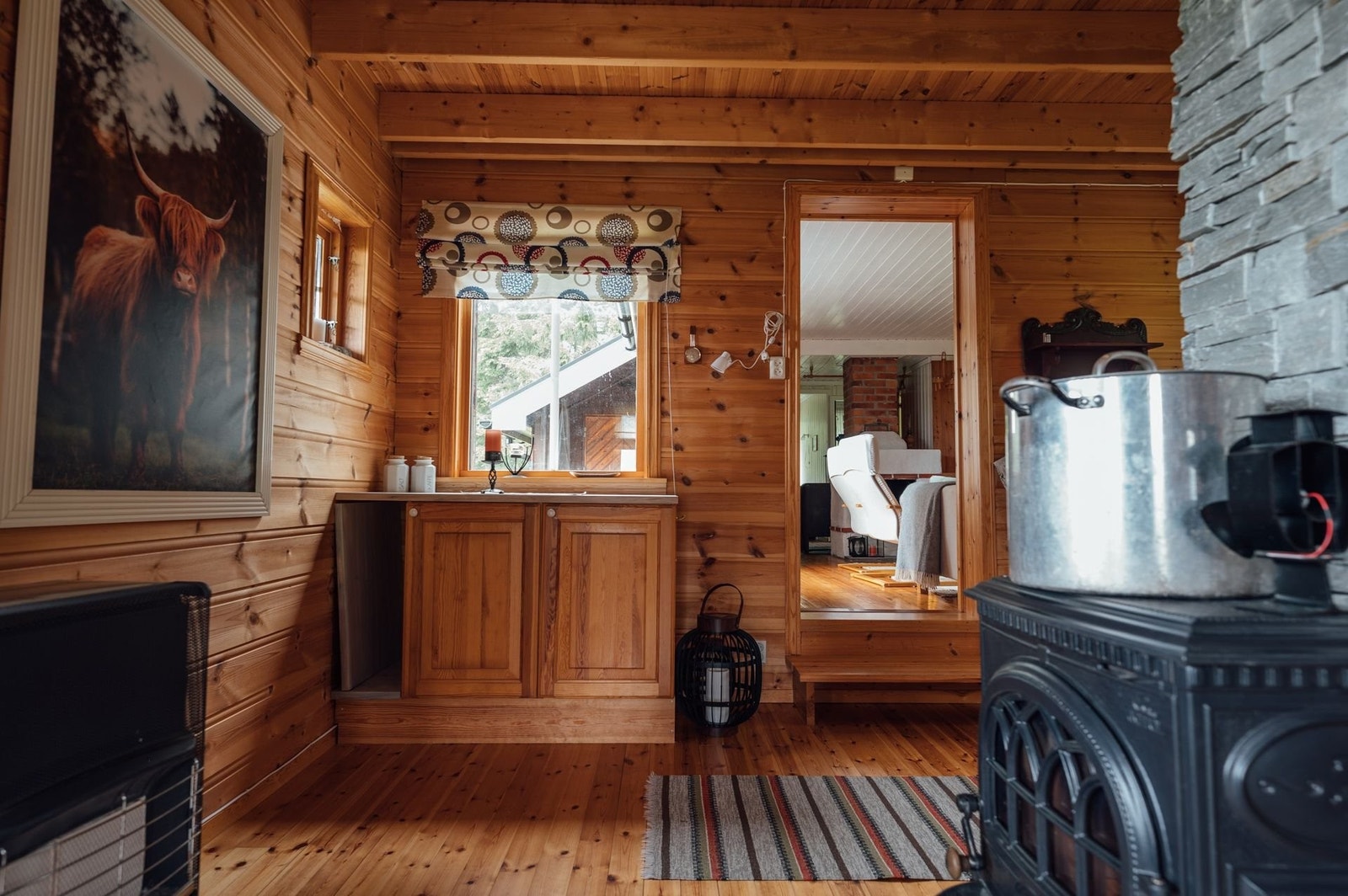 Finnes også et lite kjøleskap i skapet til venstre som kan brukes ved hjelp av aggregatet. Galleribilde