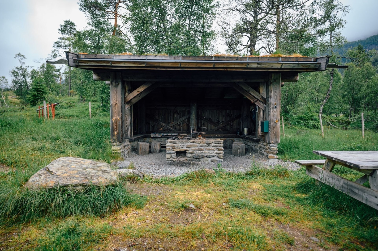 Det finnes flere fine plasser i nærområdet å gå på tur eller ta med noe å spise Galleribilde