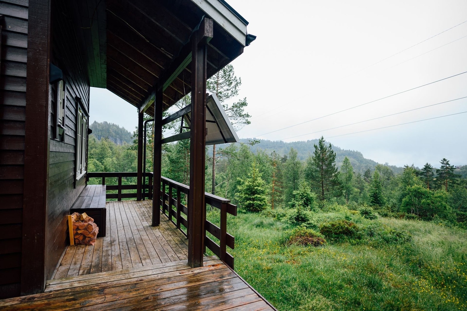 Stor sørvendt terrasse med gode solforhold og oppbevaring under benk Galleribilde