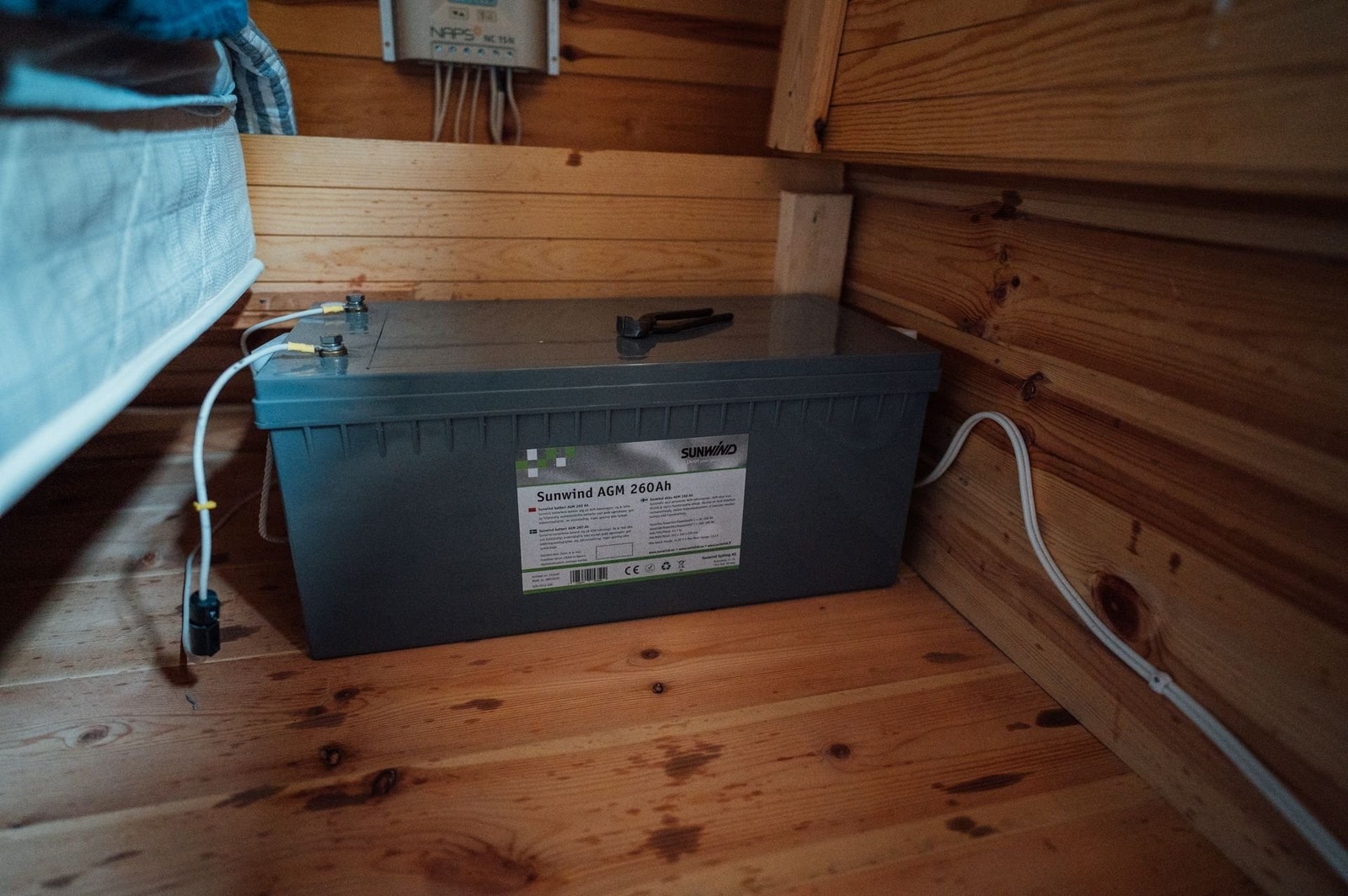 Ved den ene sengen i andre etasje finnes batteriet til solcellepanelet på 260Ah Galleribilde