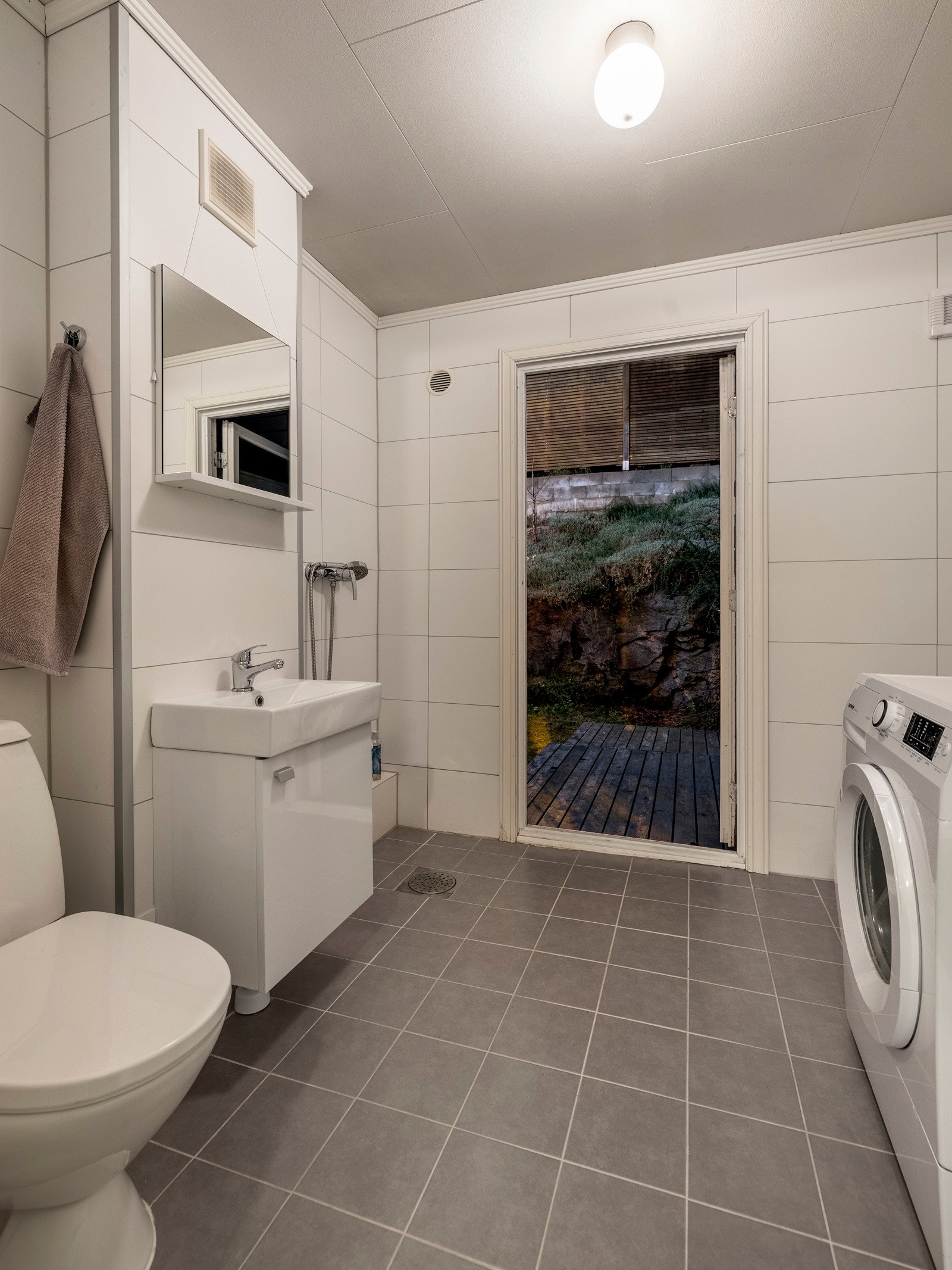 Badet i første etasje ble pusset opp i 2016 har flislagte vegger og gulv, samt varmekabler. Galleribilde