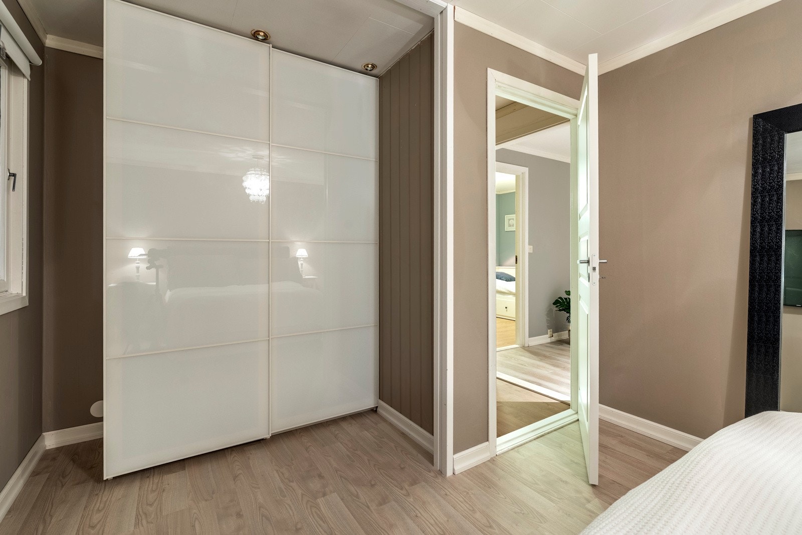 Dette rommet er også innredet med en praktisk skyvedørsgarderobe. Galleribilde