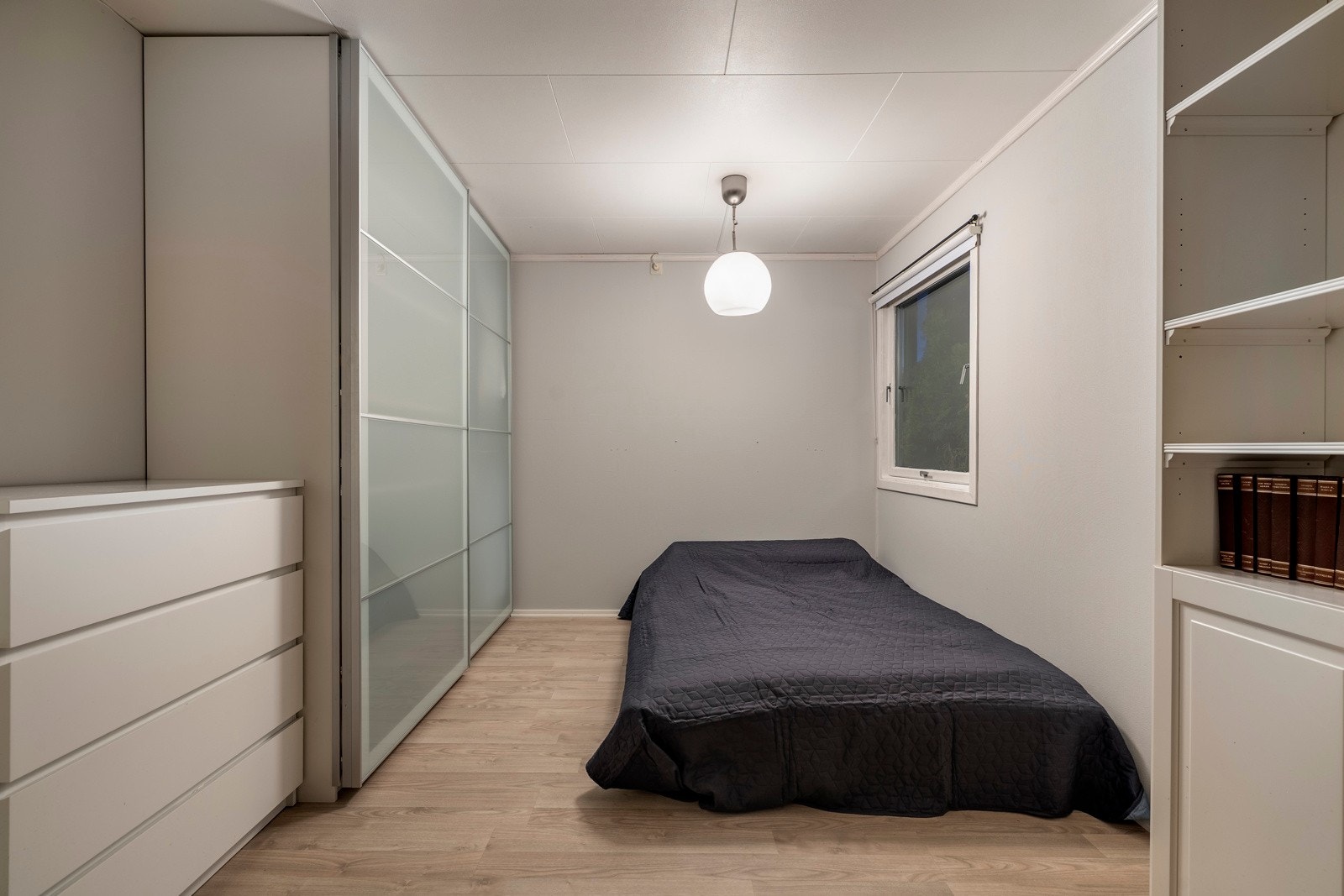 Soverommet har god plass til seng, og rommet er innredet med en skyvedørsgarderobe. Galleribilde
