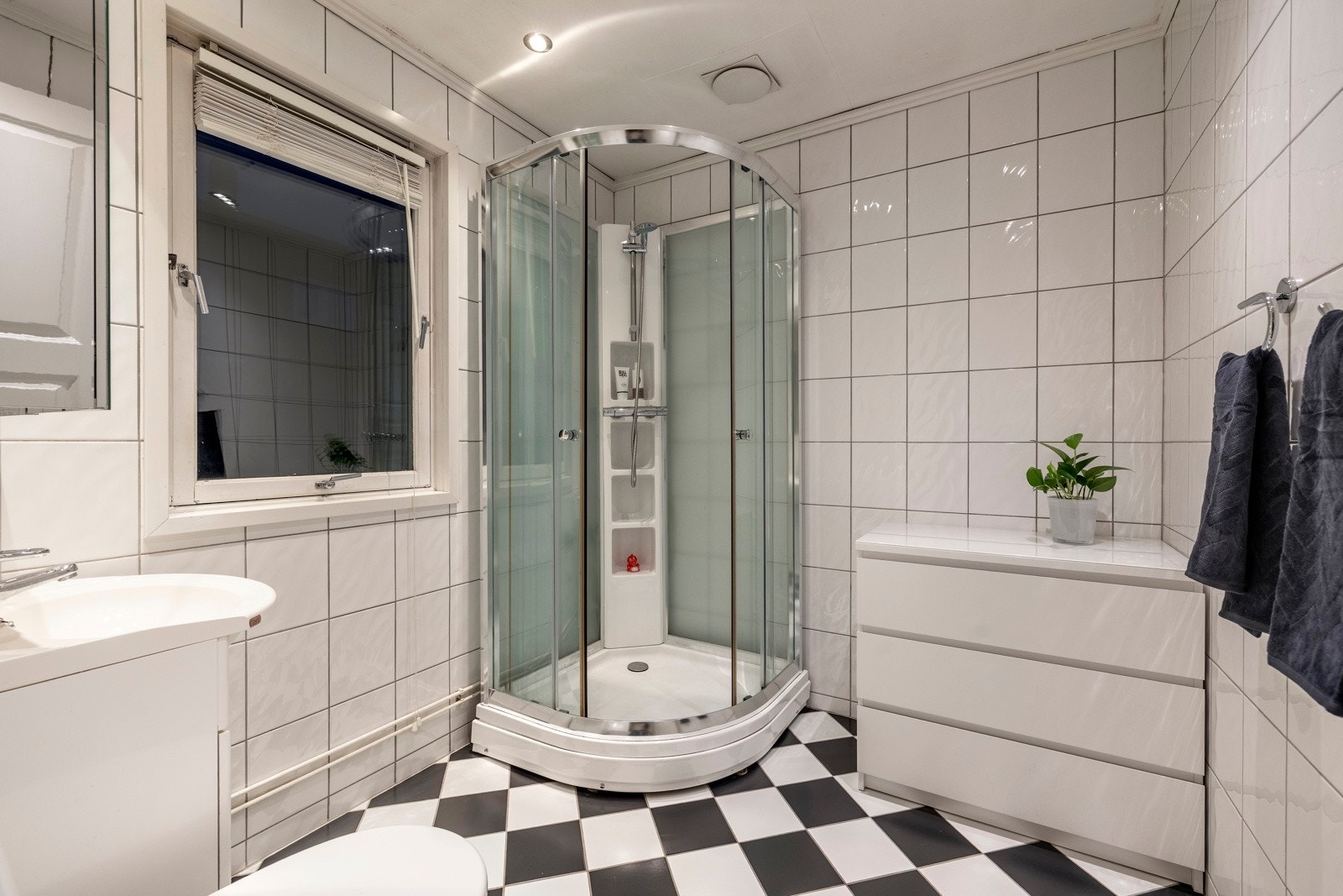 Badet i andre etasje har flislagte vegger og gulv, samt varmekabler og innfelte downlights. Galleribilde