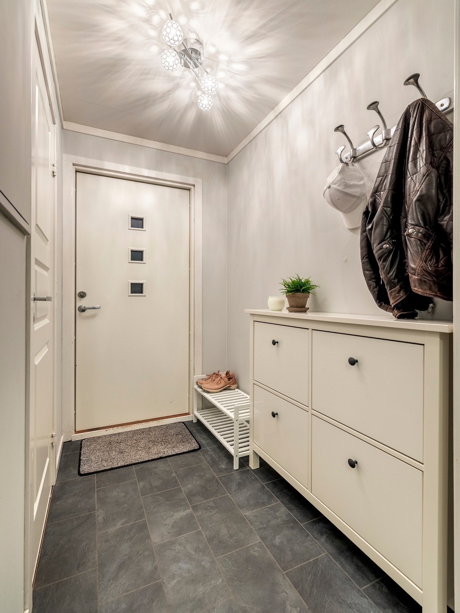 Her det god plass til både knaggoppheng og konsollbord. Galleribilde