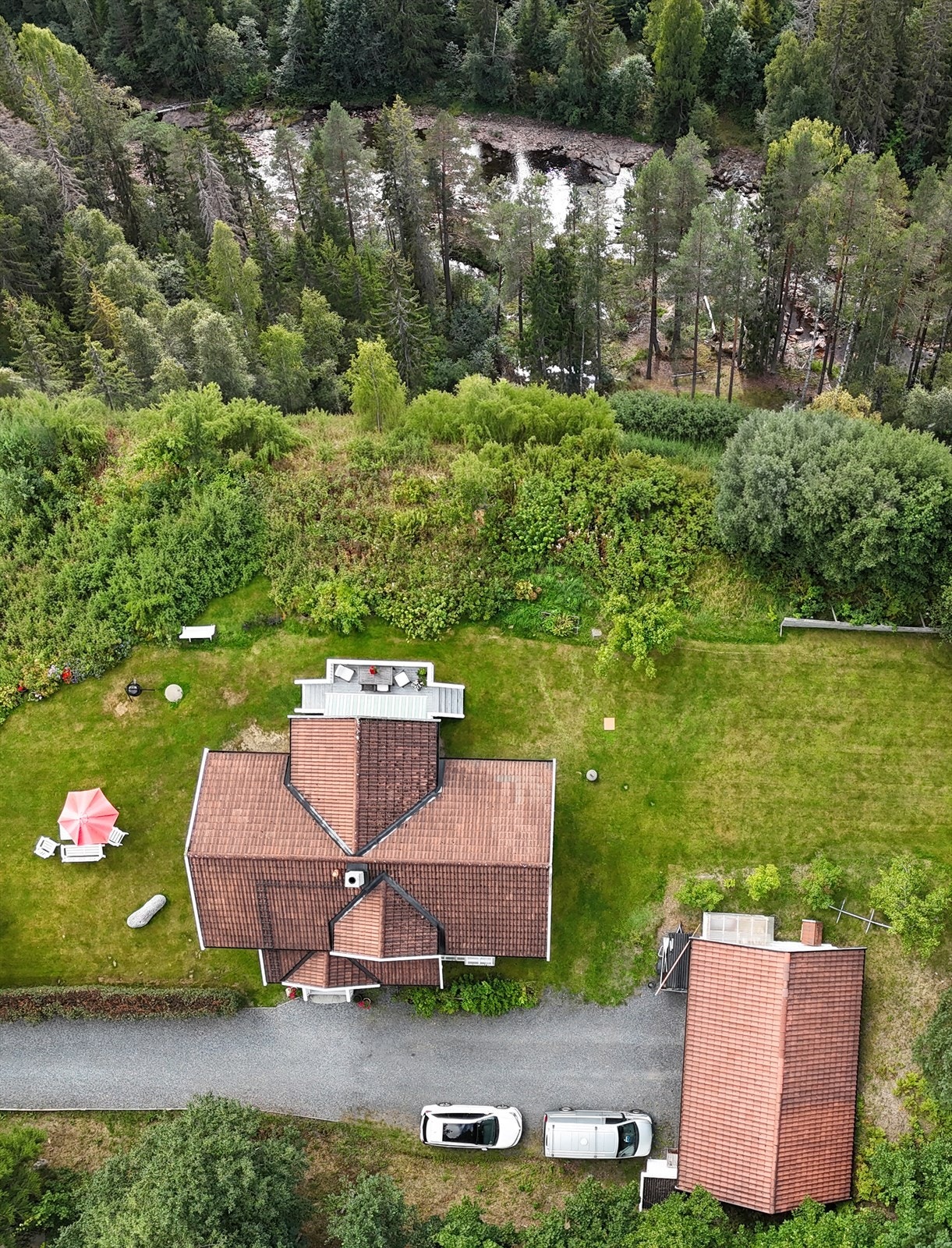 Eiendommen går helt ut mot elvebredden. Galleribilde