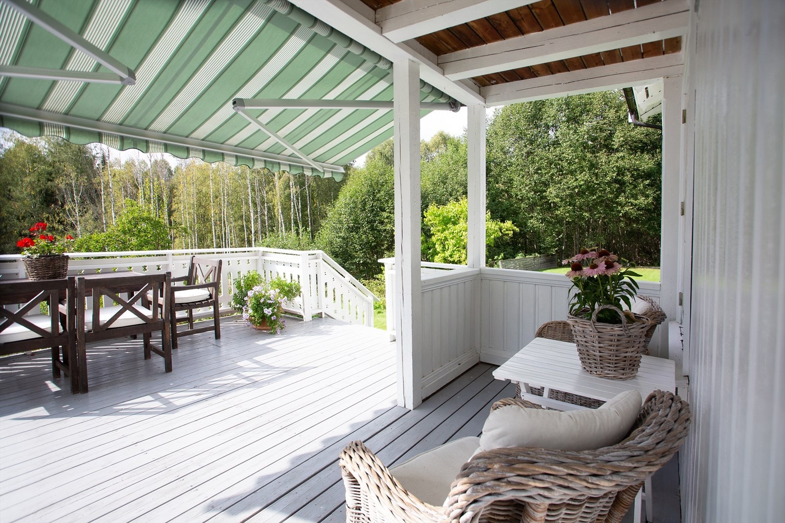 Delvis overbygd terrasse med markise. Galleribilde