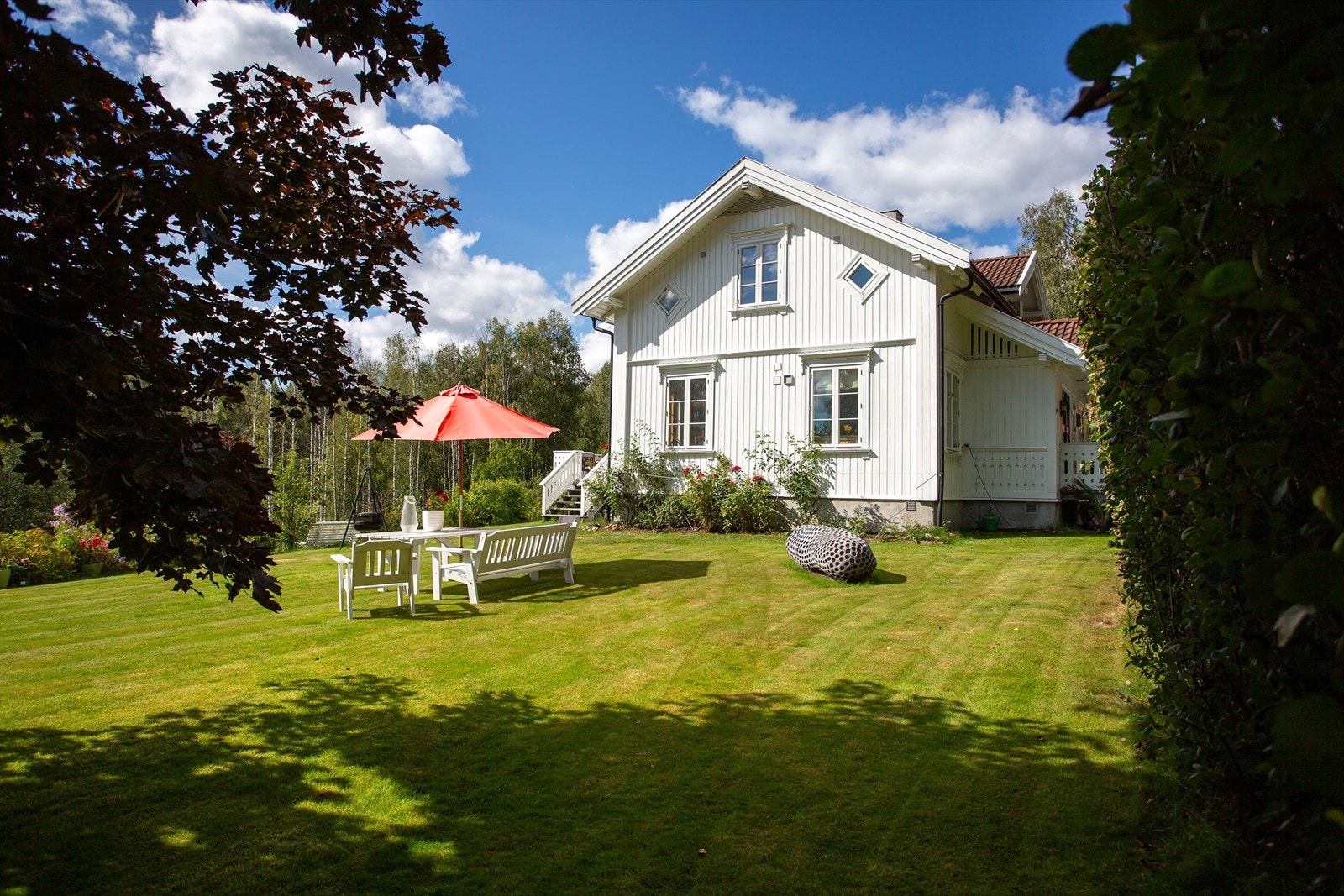 Frodig og koselig hage med romslige plenarealer. Galleribilde