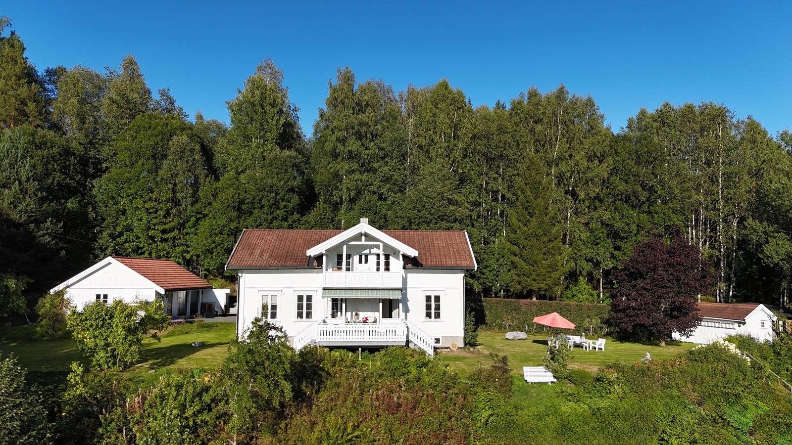 Idyllisk og sjelden eiendom, beliggende fint og landlig til med stor tomt! Galleribilde