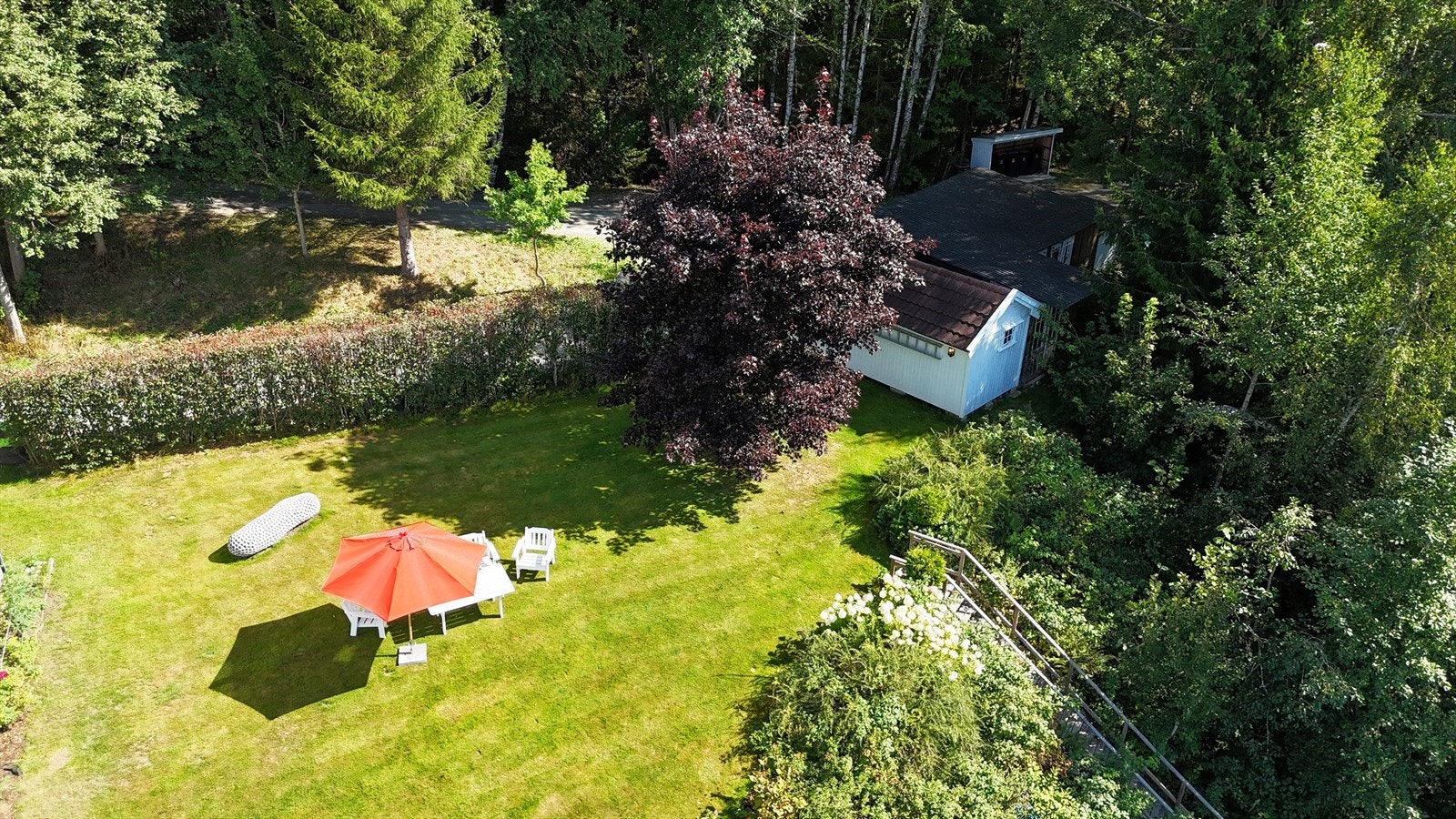 Dronebilde og uthus. Galleribilde