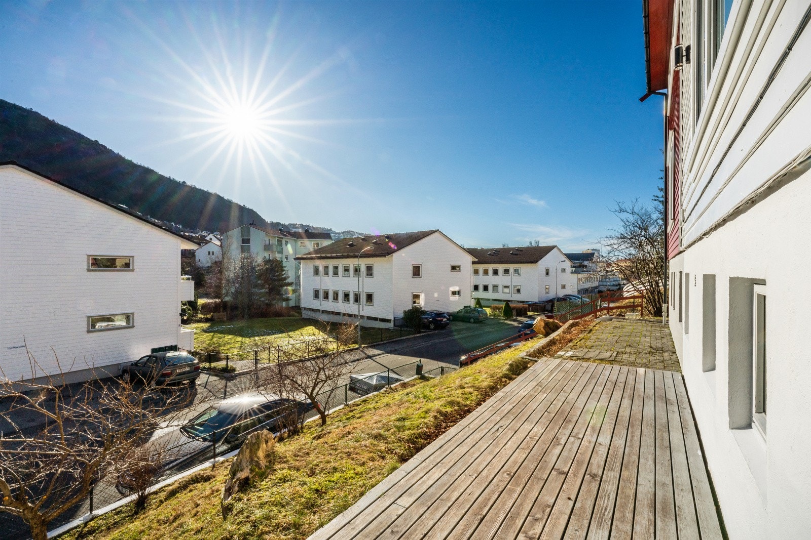 Tomannsboligen har en sentral beliggenhet på Landås, i lune og tilbaketrukne omgivelser. Galleribilde