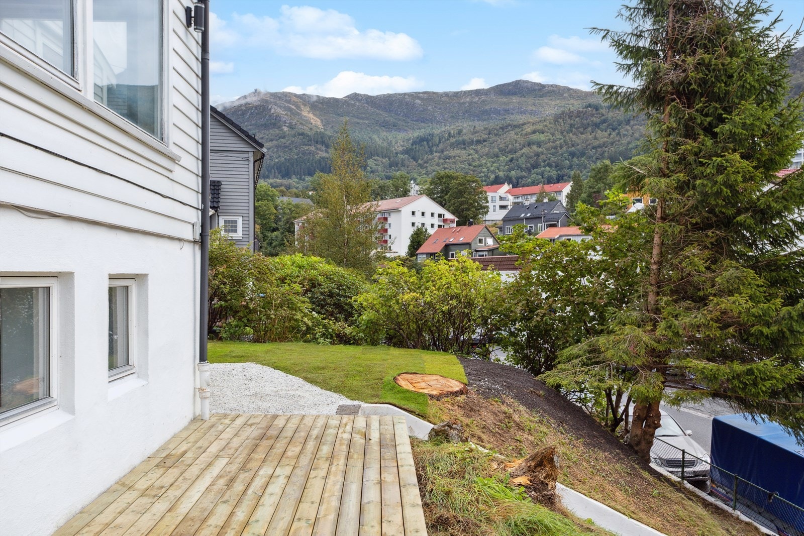 Flott uteparti med mange muligheter for sosiale samkomster og lek. Galleribilde