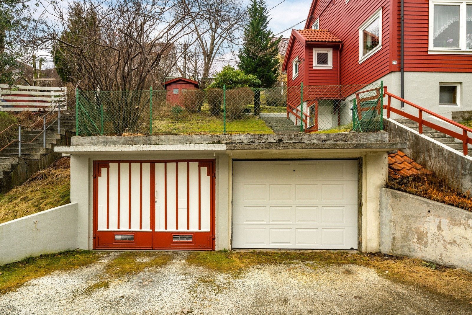 Boligen kommer med garasje på 16 kvm (høyre side). Galleribilde