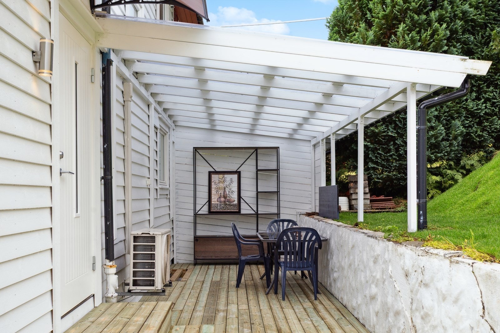 Koselig inngangsparti på baksiden av huset. Tak over entreen og platitng. Galleribilde