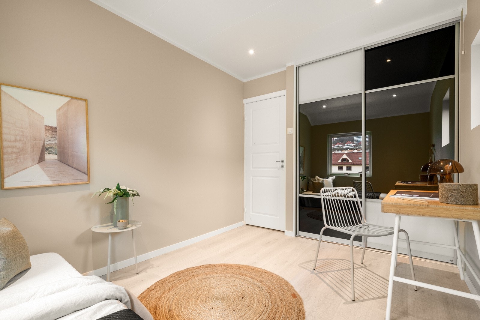 Skyvedørene er gjennomgående i hele 2. etasje i soverommene. En god ordning for best mulig utnyttelse av planløsningen. Galleribilde