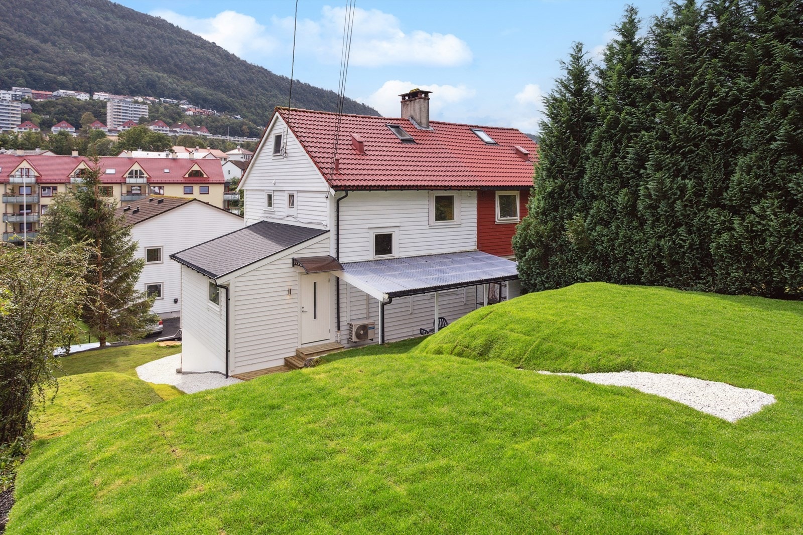 Hele uteområdet er oppgradert i 2025, med utjevning, ny plen, fjerning av trær med mer. Ypperlig uteområde. Galleribilde