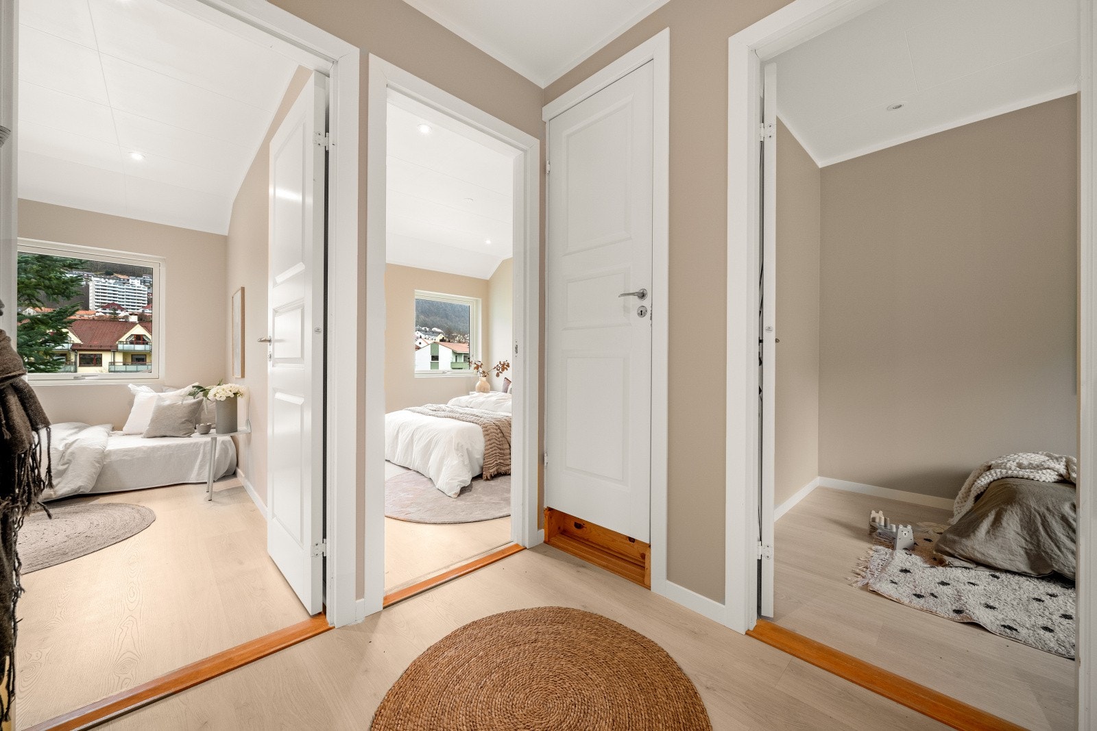 Her ligger alle soverommene tilbaketrukket fra stue og kjøkken. Merk ekstra rom som egner seg utmerket til lagringsplass. Galleribilde