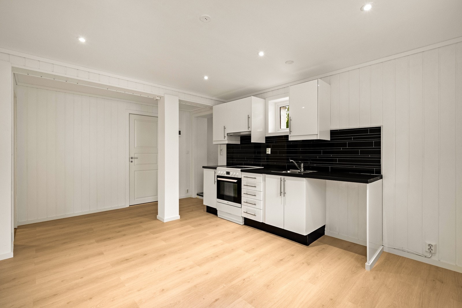 Gulvene er belagt med 1-stavs laminat og flis, samt malt puss og flis. Galleribilde