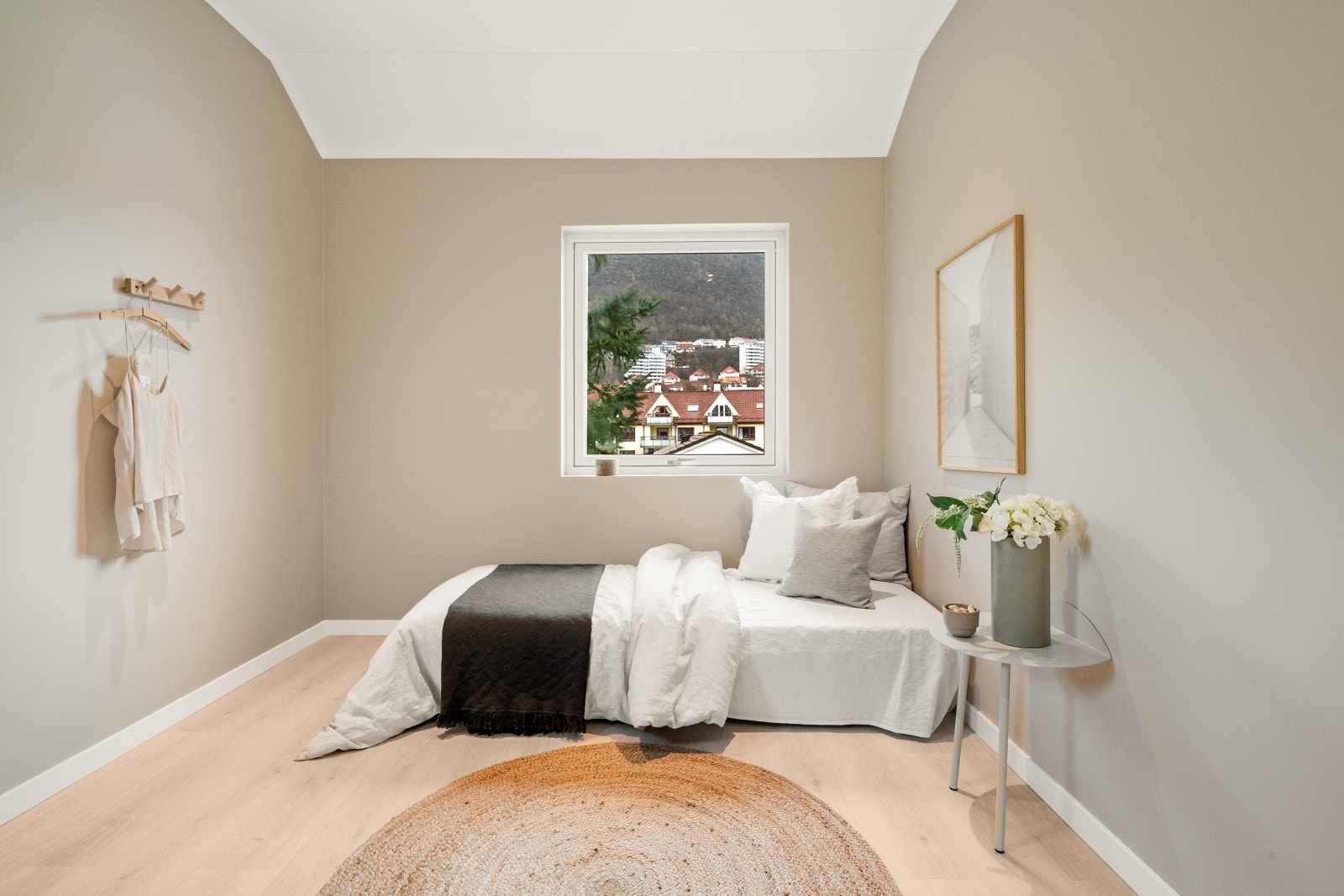 Soverom på 7,3 kvm med god plass til seng, nattbord og øvrige møblementer. Galleribilde