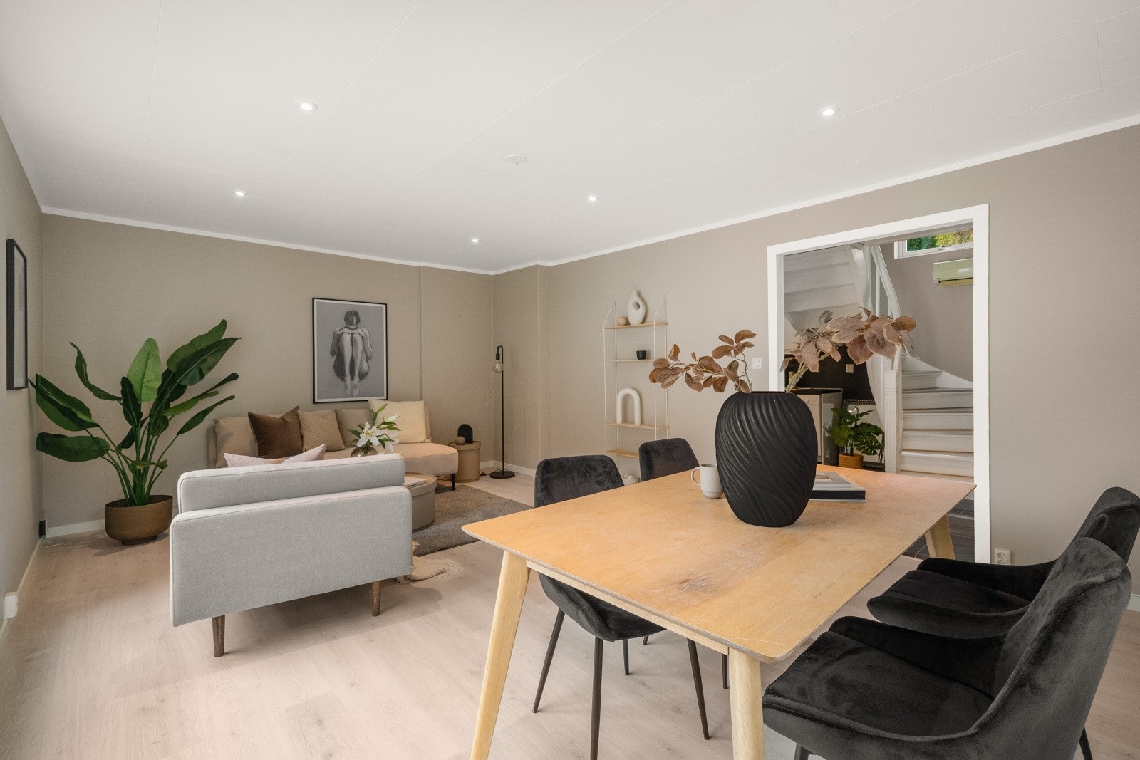 I løpet av 2022 /23 ble det lagt nye gulv og veggen ble sparklet og malt i stuen Galleribilde