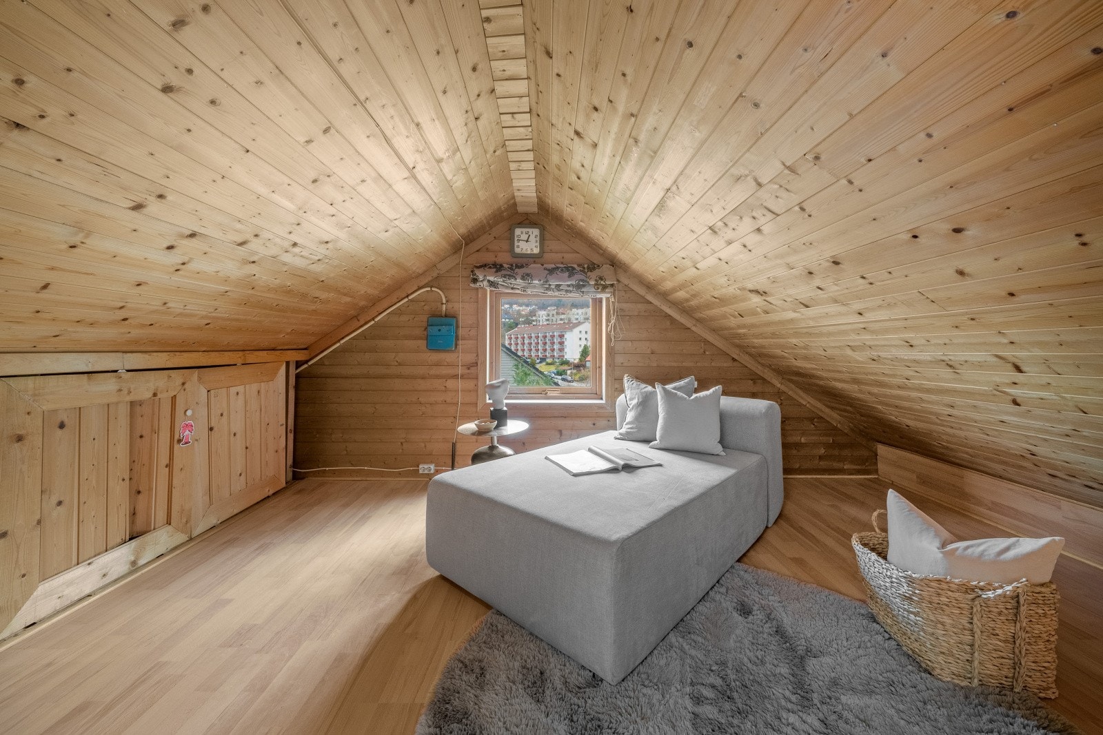 Med sjarmerende loftetasje, perfekt som ekstra oppholdsrom eller hjemmekontor. Galleribilde