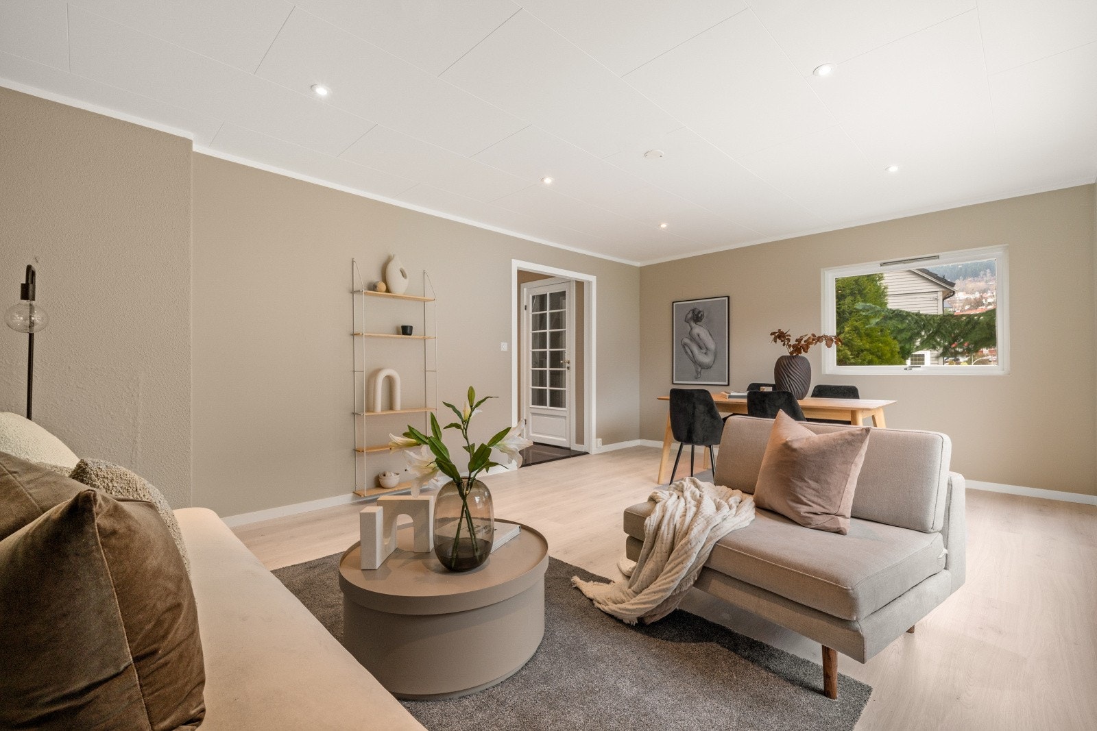 Med gjennomgående 1-stavs laminat gulv i hele boligen. Galleribilde