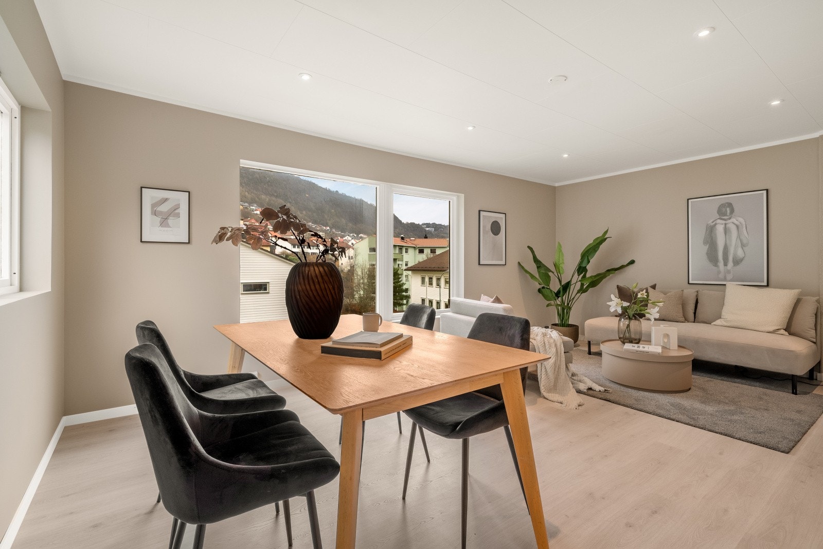 Romslig stue på 23 kvm. Merk spotter i tak som lyser opp hele boligen. Galleribilde