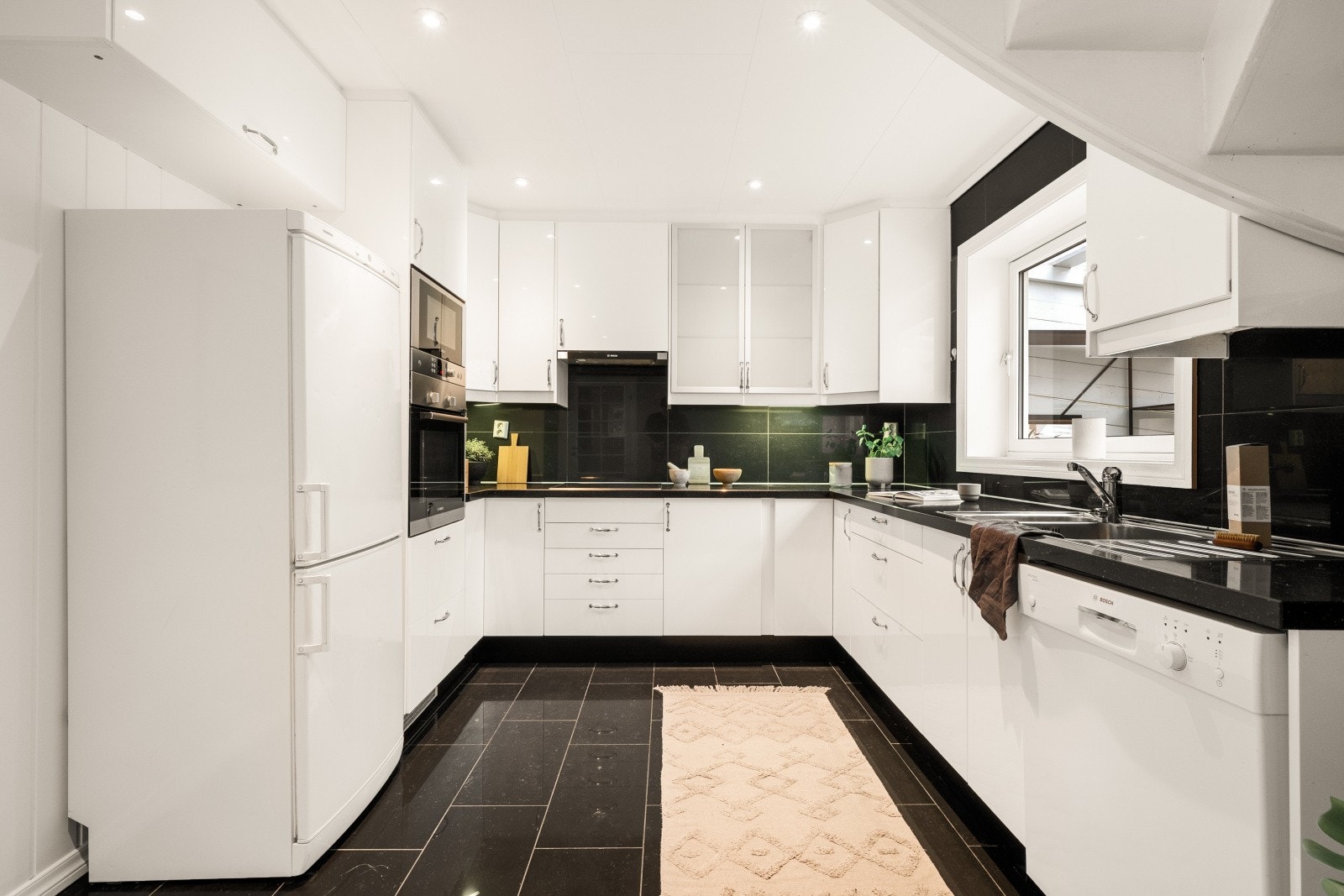 Kjøkkenet medfølger integrert stekeovn, mikrobølgeovn og platetopp m/ induksjonstopp. Galleribilde