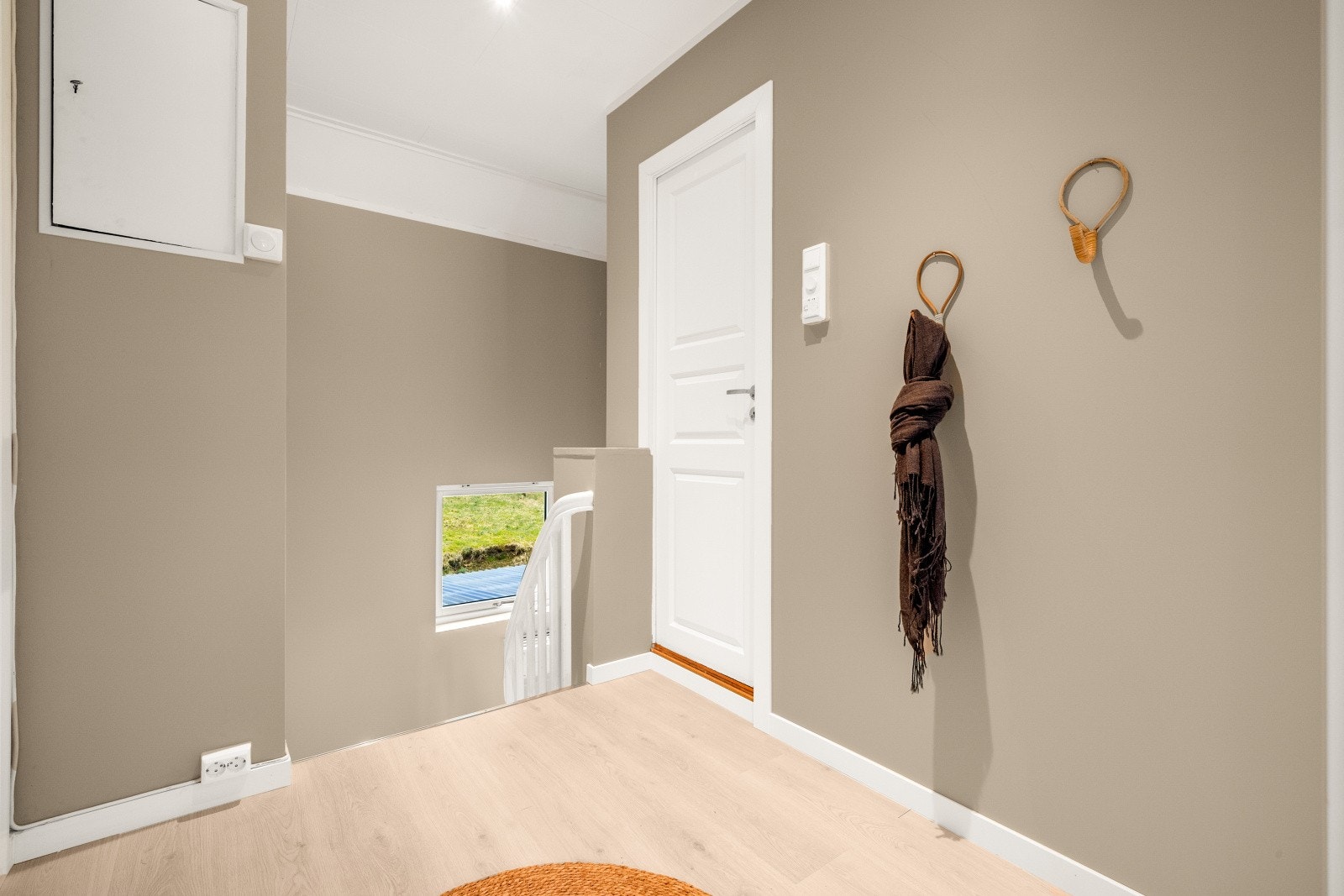 Videre i 2.etasje med en god takhøyde på 2,45 kvm. Galleribilde