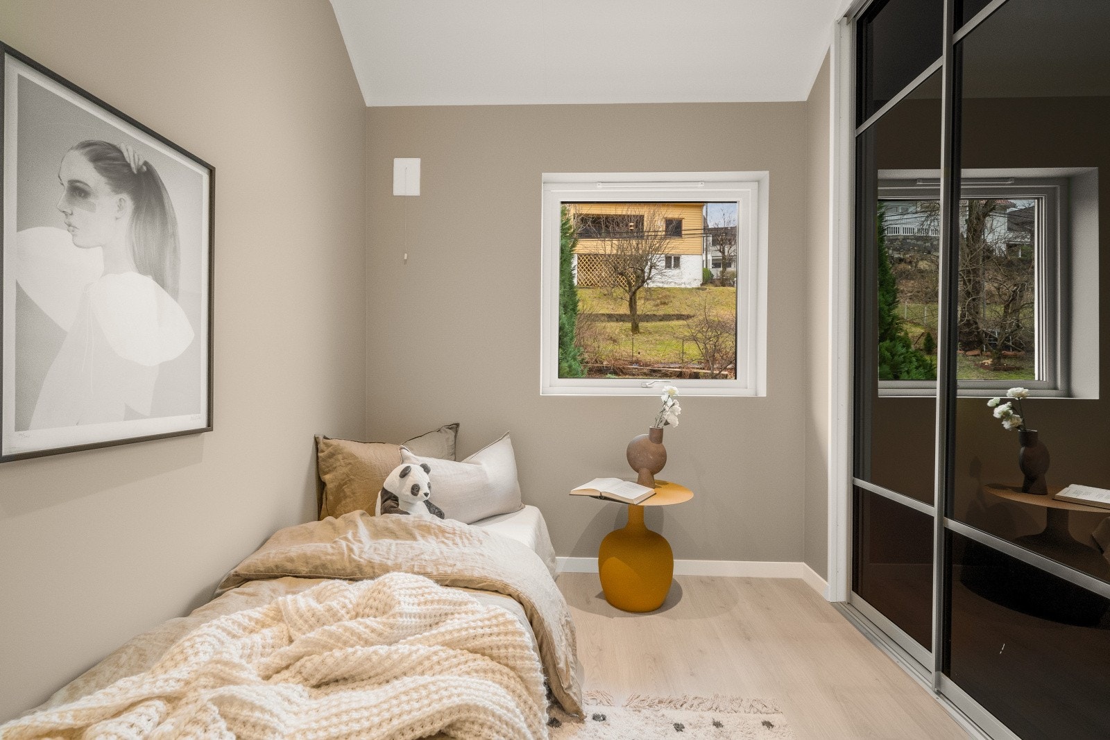 I 2022/23 ble gulv nedlagt og vegger sparklet samt malt i alle soverommene. Galleribilde