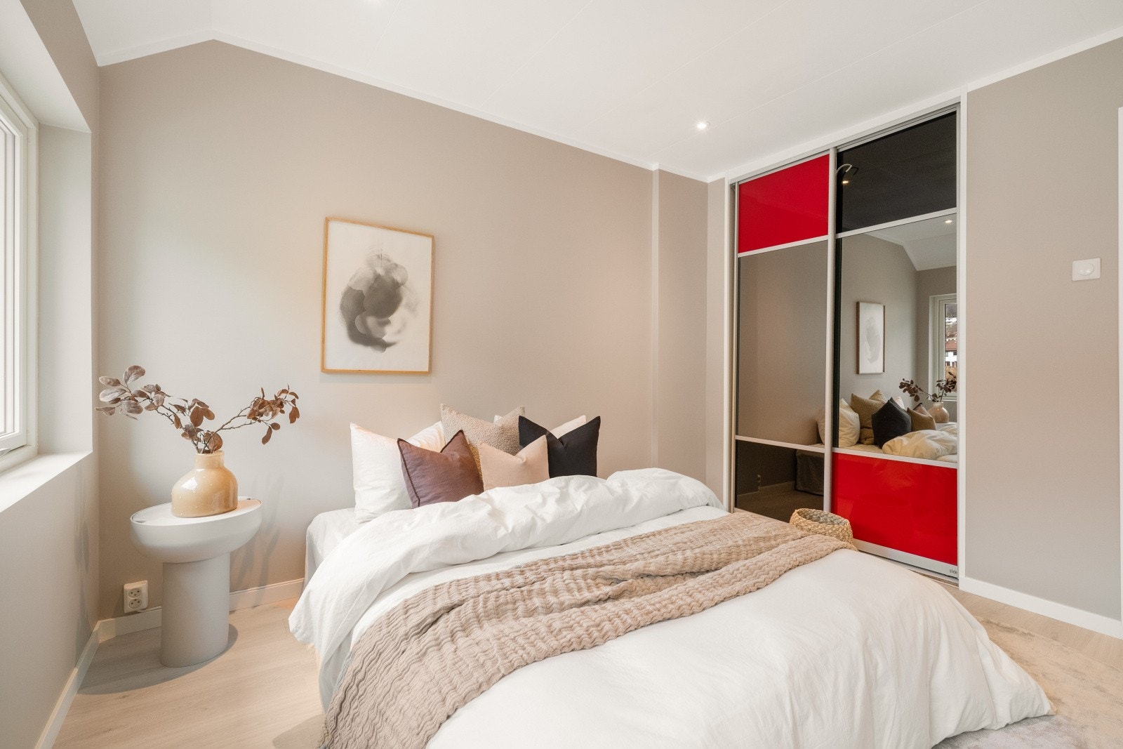 Merk gjennomgående spotter i tak, samt god plass til nattbord. Galleribilde