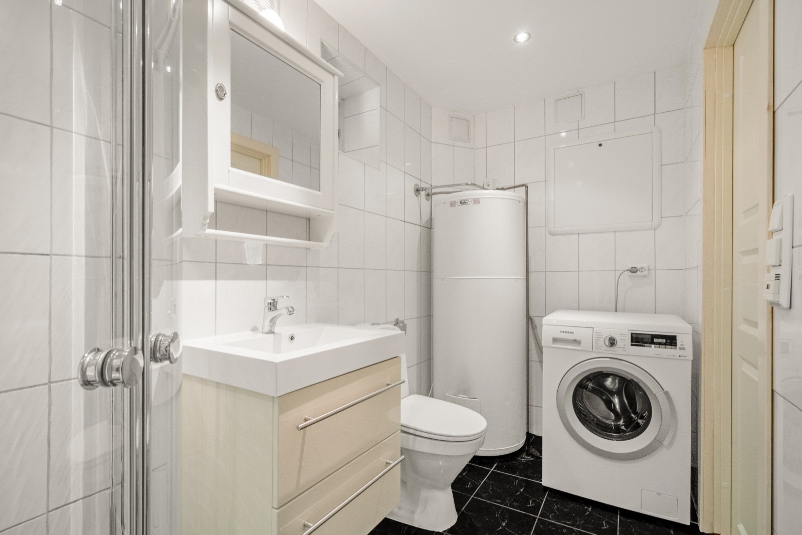 Praktisk med opplegg for vaskemaskin. Galleribilde