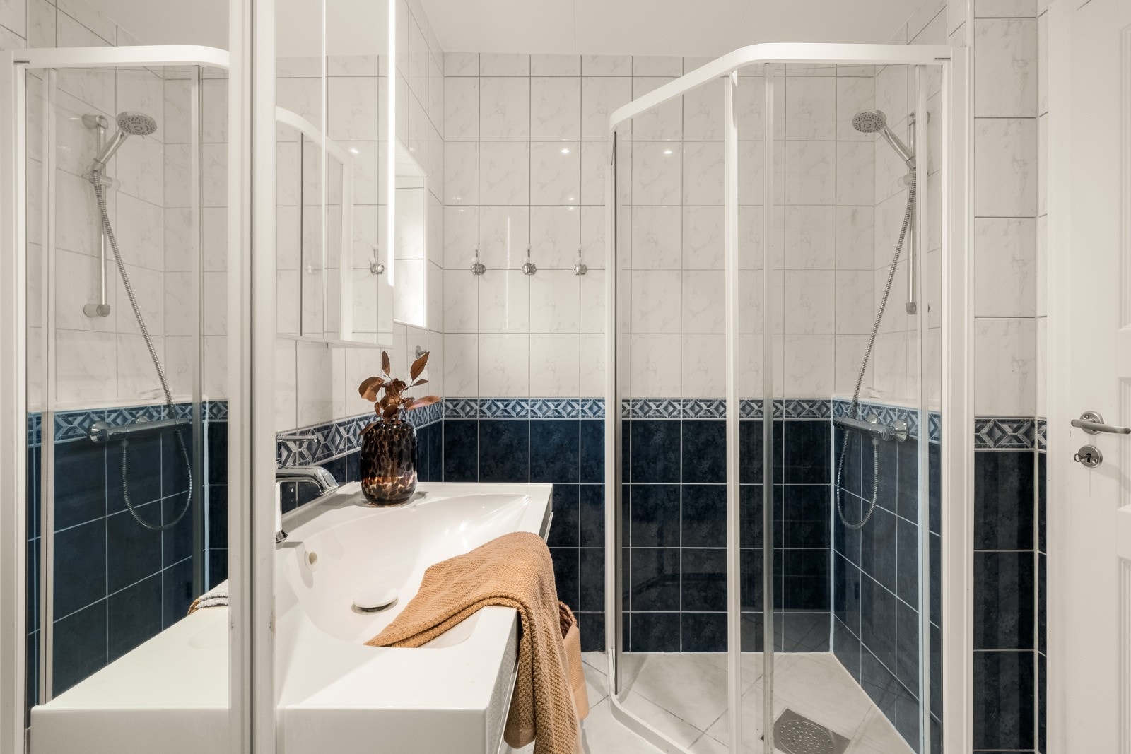 Praktisk med eget bad tilhørende hver etasje samt tak-ess i himlingen med spotter i tak. Galleribilde