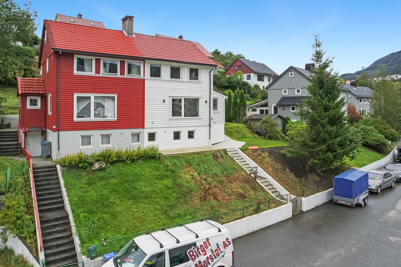 Her bor du i en barnevennlig beliggenhet med nærhet dagligvarebutikker, buss og bybane. Galleribilde