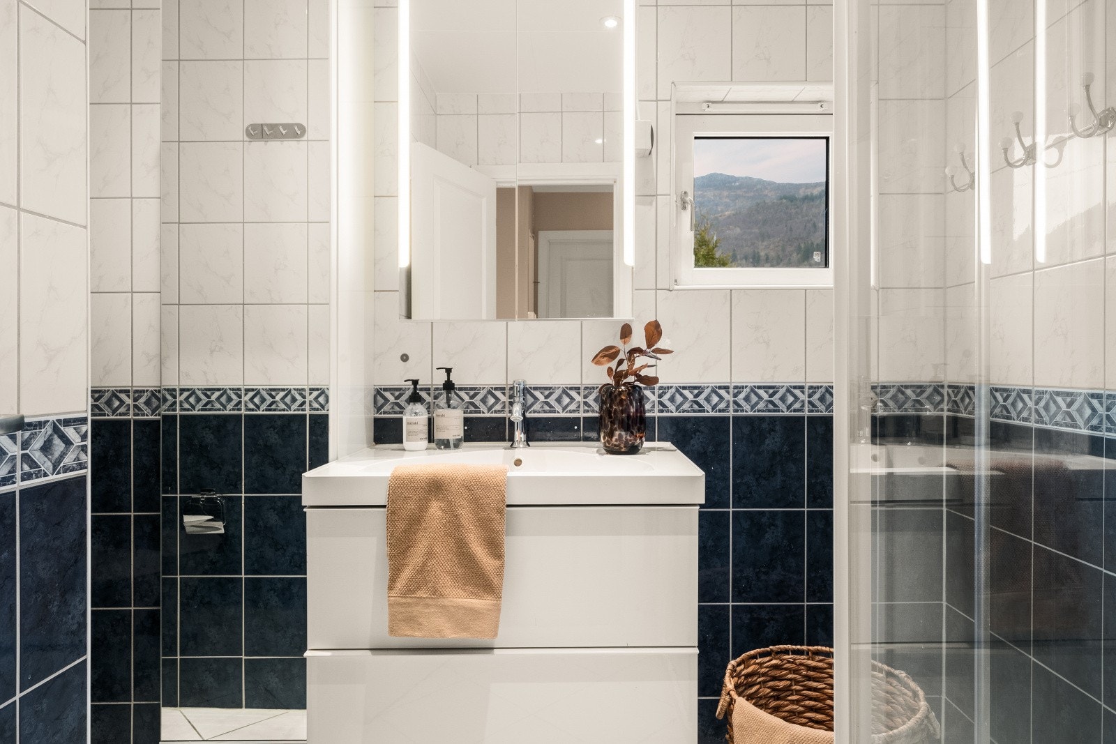 Dette badet rommer 3,9 kvm med varmekabler i gulv. Galleribilde