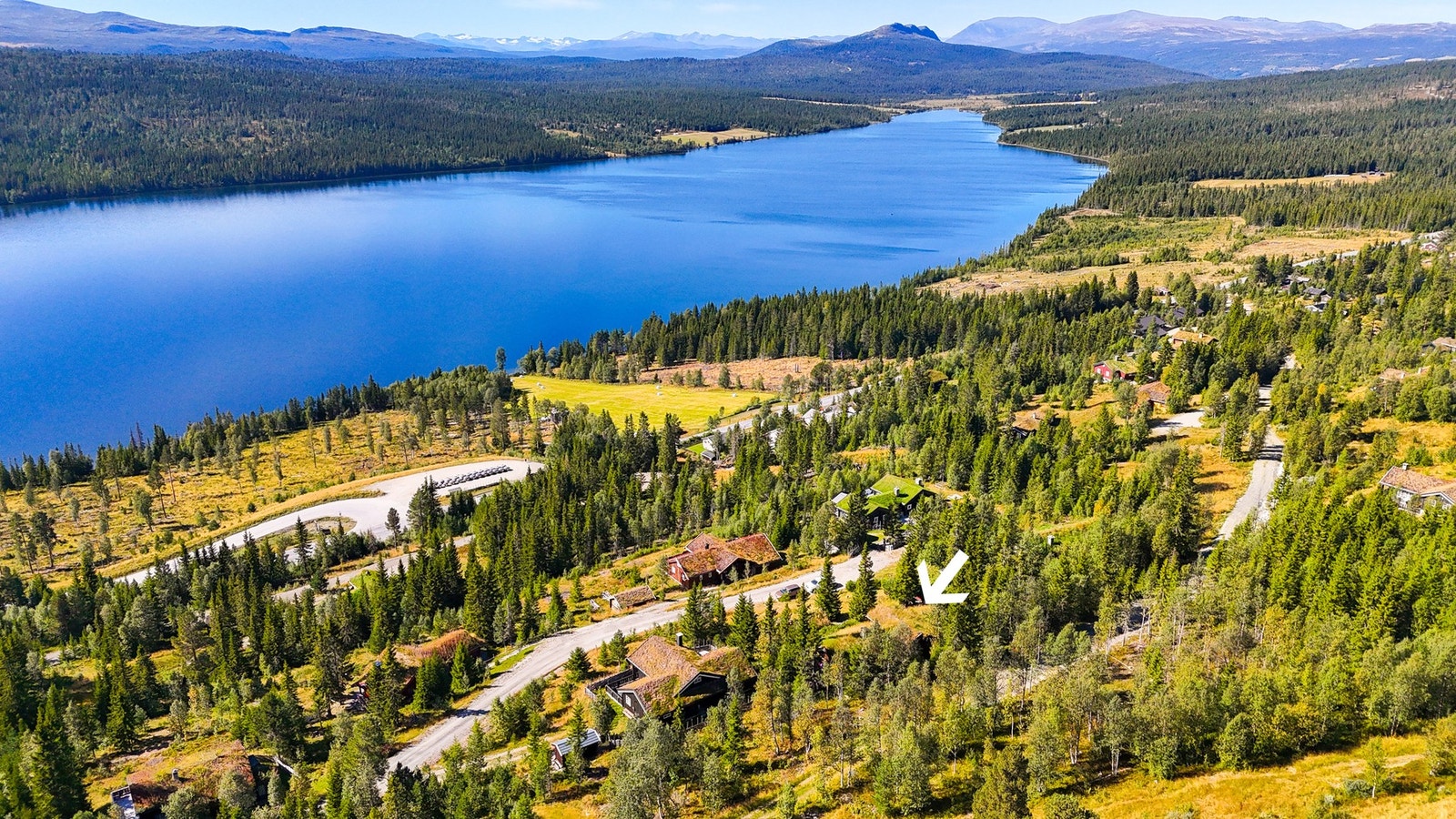 Vinterstid finner du et omfattende løypenett med milevis av preparerte skiløyper rett utenfor hytta, og om sommeren forvandles området til et eldorado for tur- og sykkelglade, med stier som leder deg gjennom vakker fjellnatur. Galleribilde
