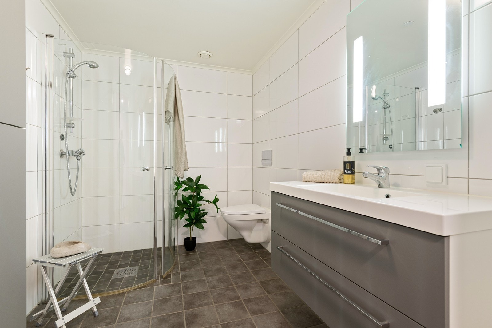 Moderne bad med WC, dusj og servant med lagringsplass Galleribilde