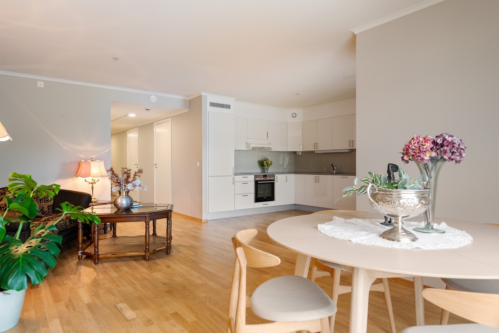 Stor og åpen stue Galleribilde