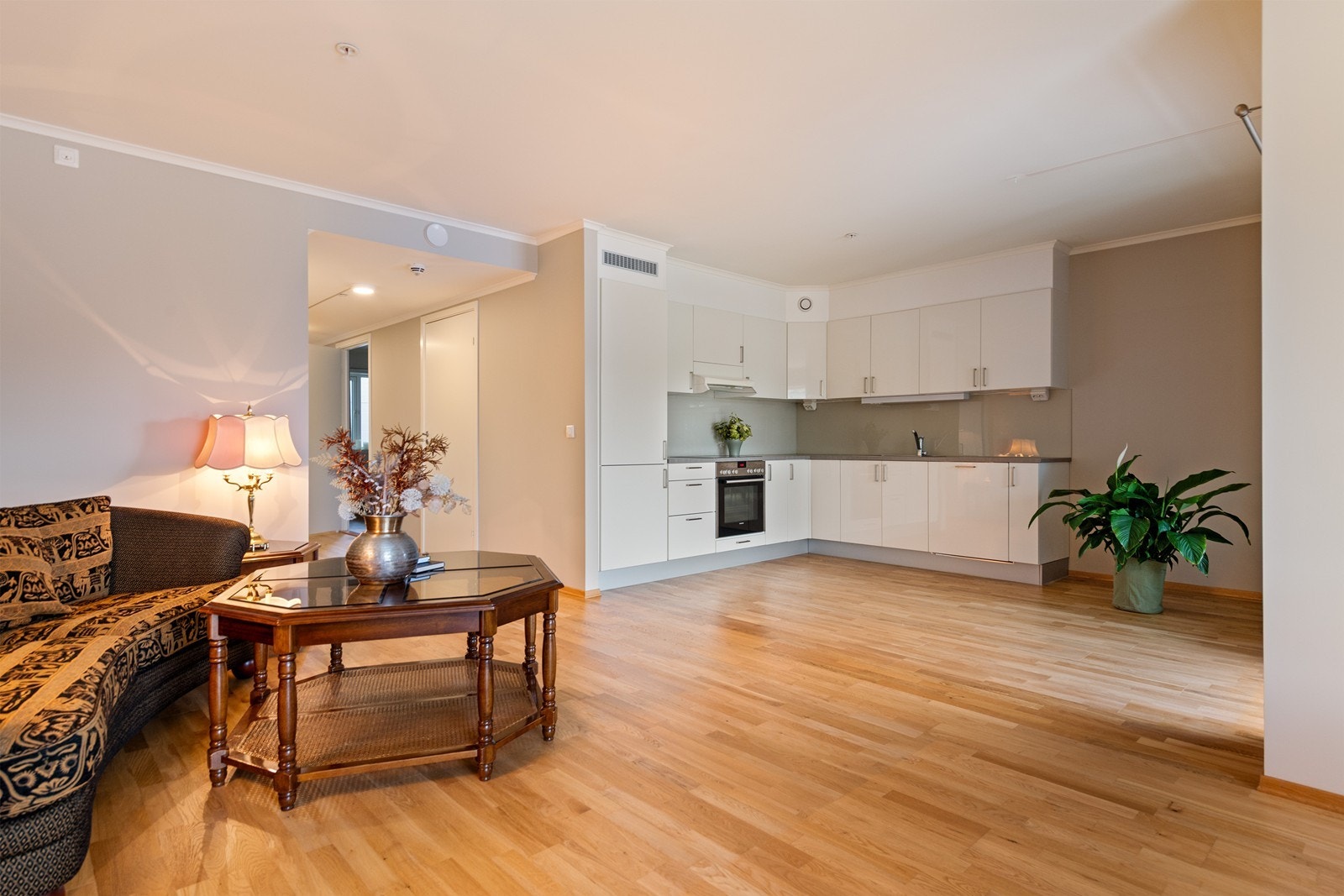 Kjøkkenet har god lagringsplass og har masse benkplass Galleribilde