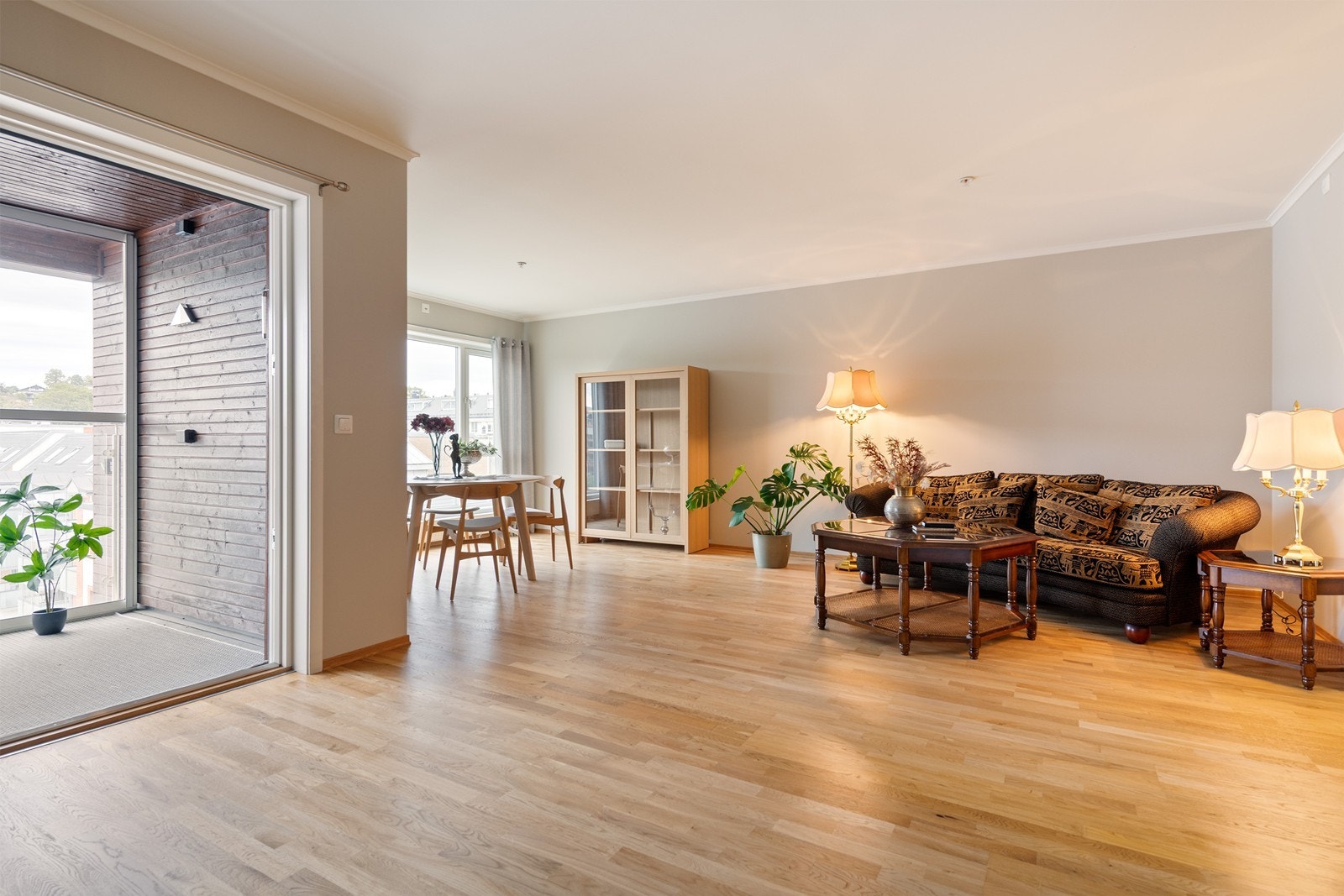 Her har du spisestue, stue og kjøkken i et rom Galleribilde