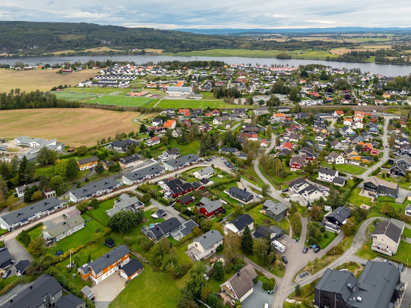 Det er kort vei til både skole og barnehage. Galleribilde