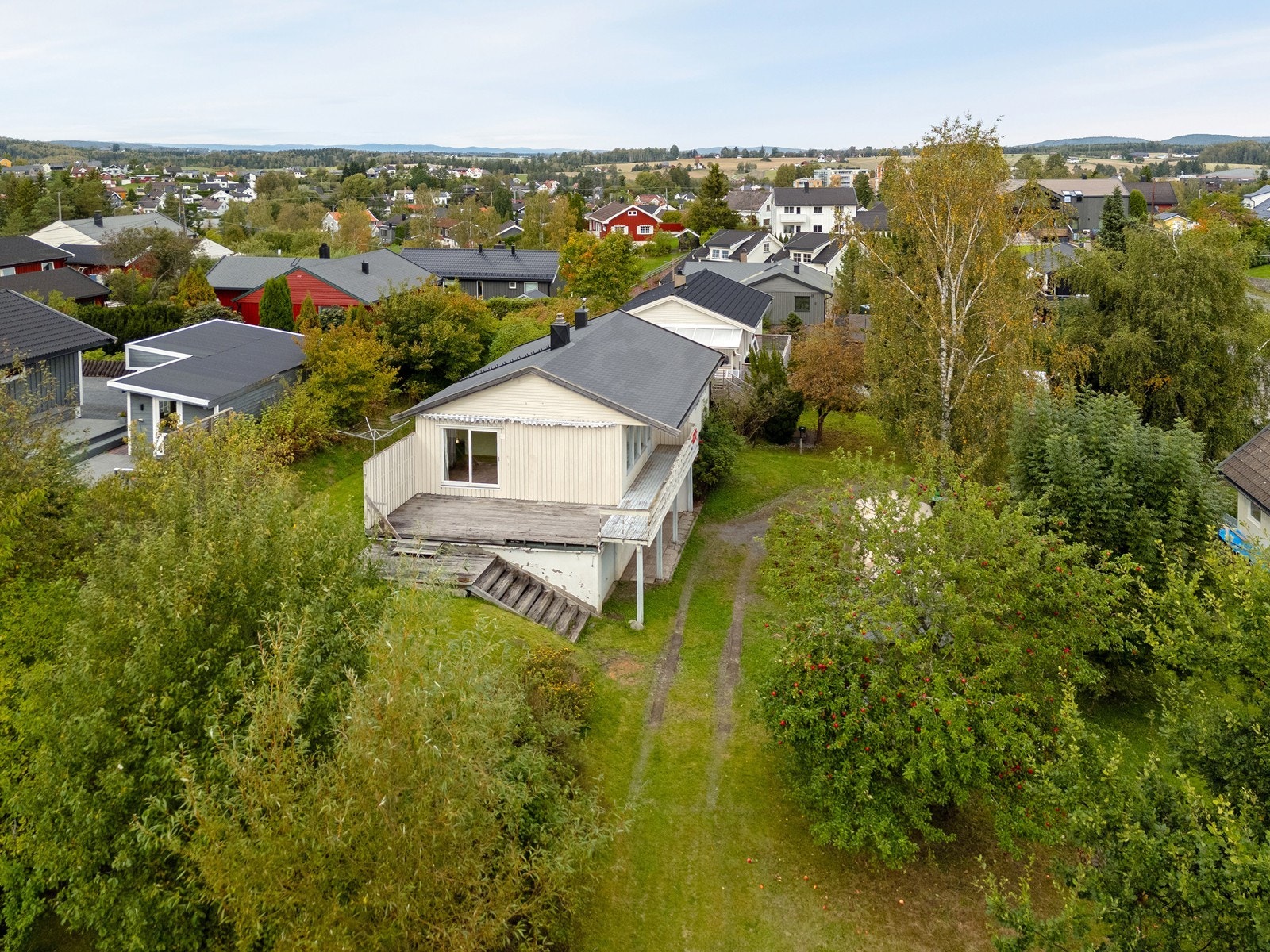 Boligen har behov for oppgraderinger, men planløsningen er god og potensialet like så. Galleribilde