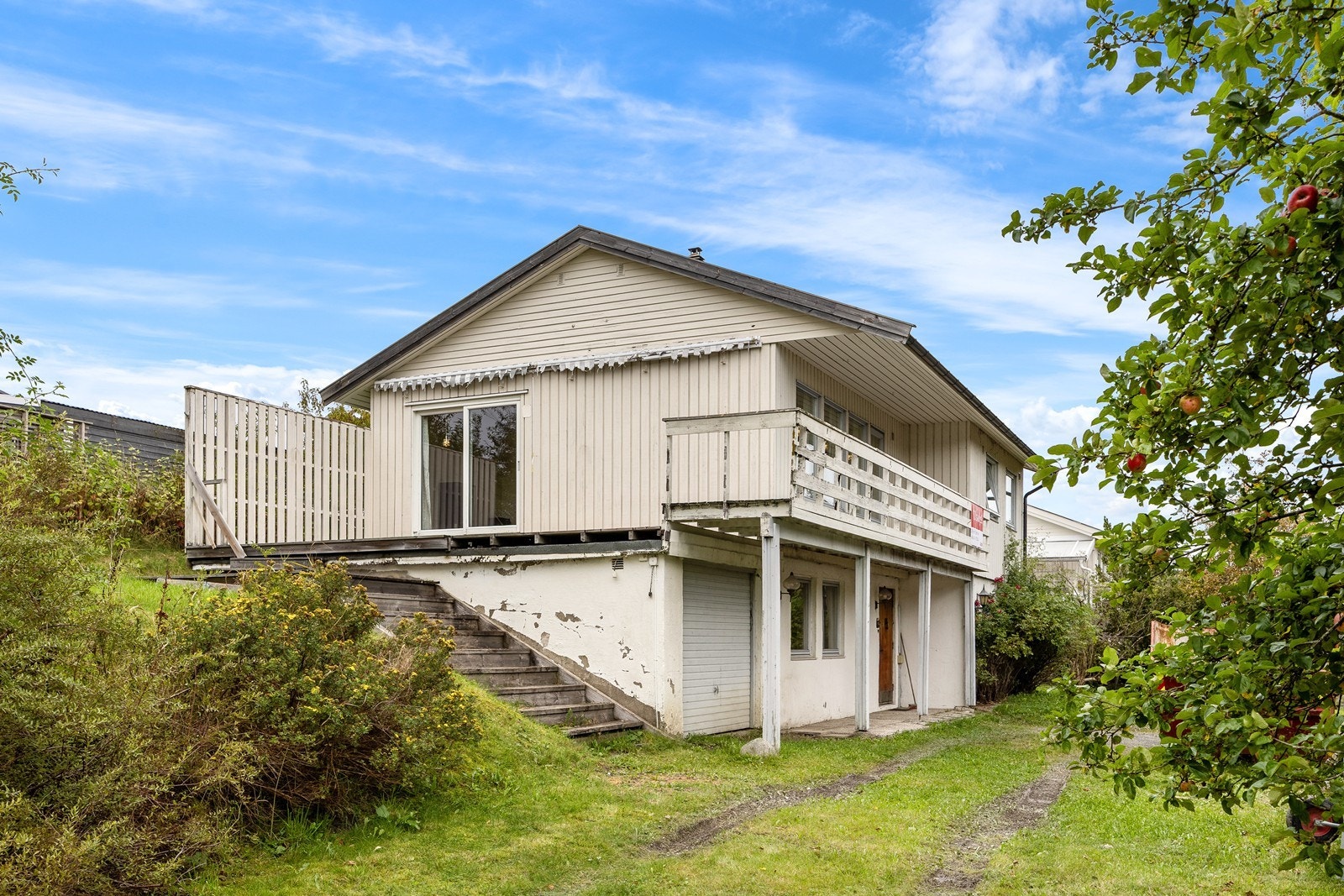 Det er parkering i innkjørsel og i garasje som ligger i boligens underetasje. Galleribilde