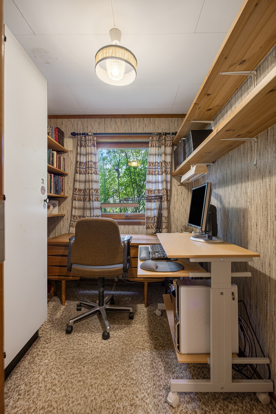 Kontoret i kjelleren er et perfekt rom for arbeid eller til hobbyrom. Galleribilde