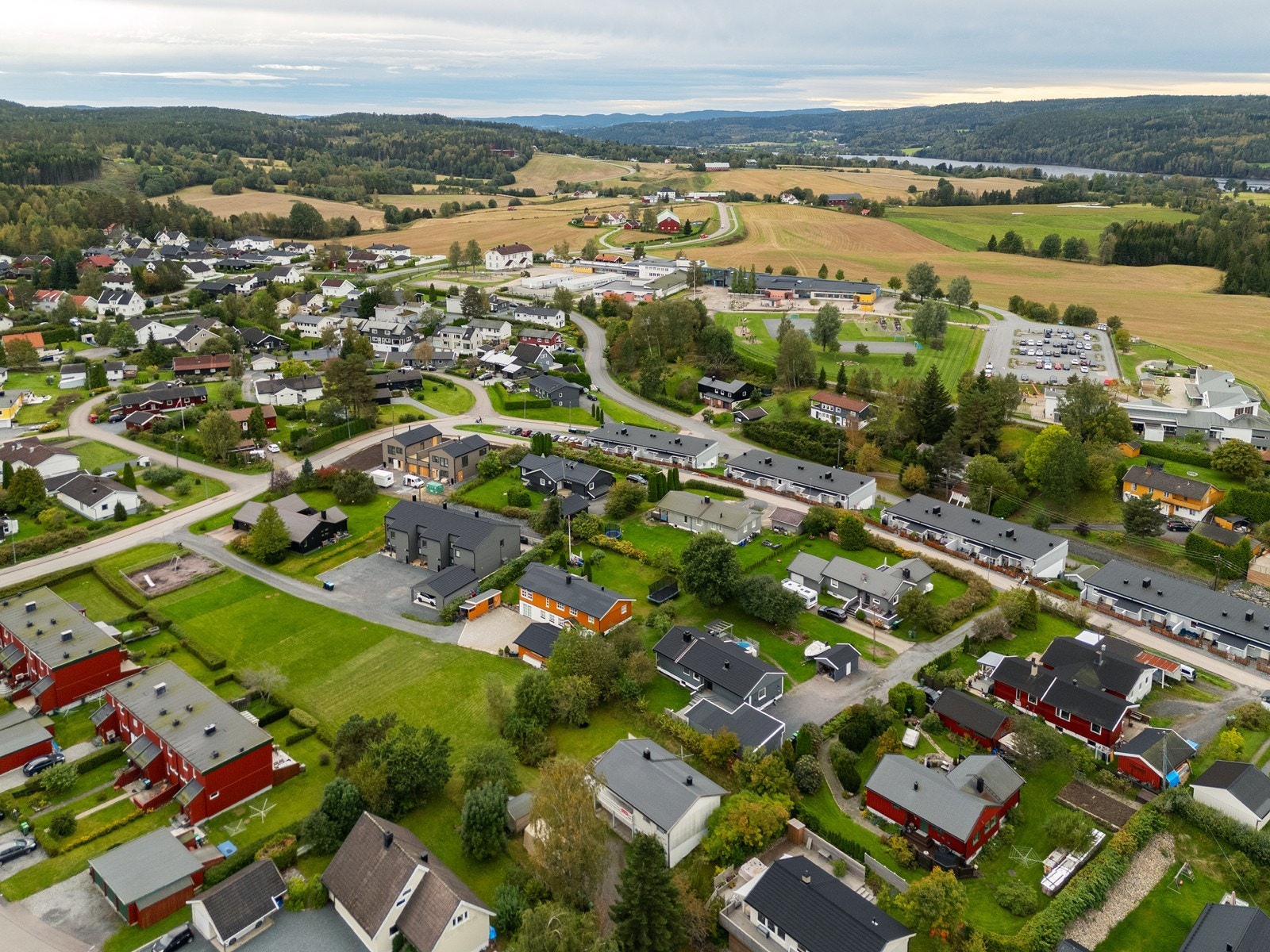 Eneboligen ligger fint til i stille og rolig nabolag. Galleribilde