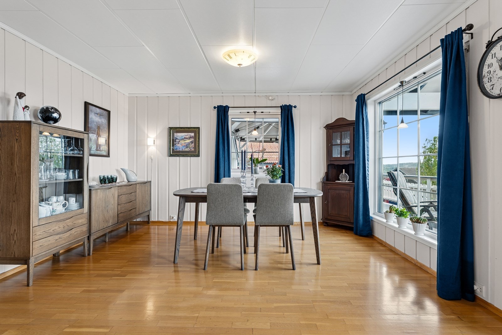 Store vindusflater, fra flere kanter, gir rikelig med dagslys inn og en fin utsikt. Galleribilde