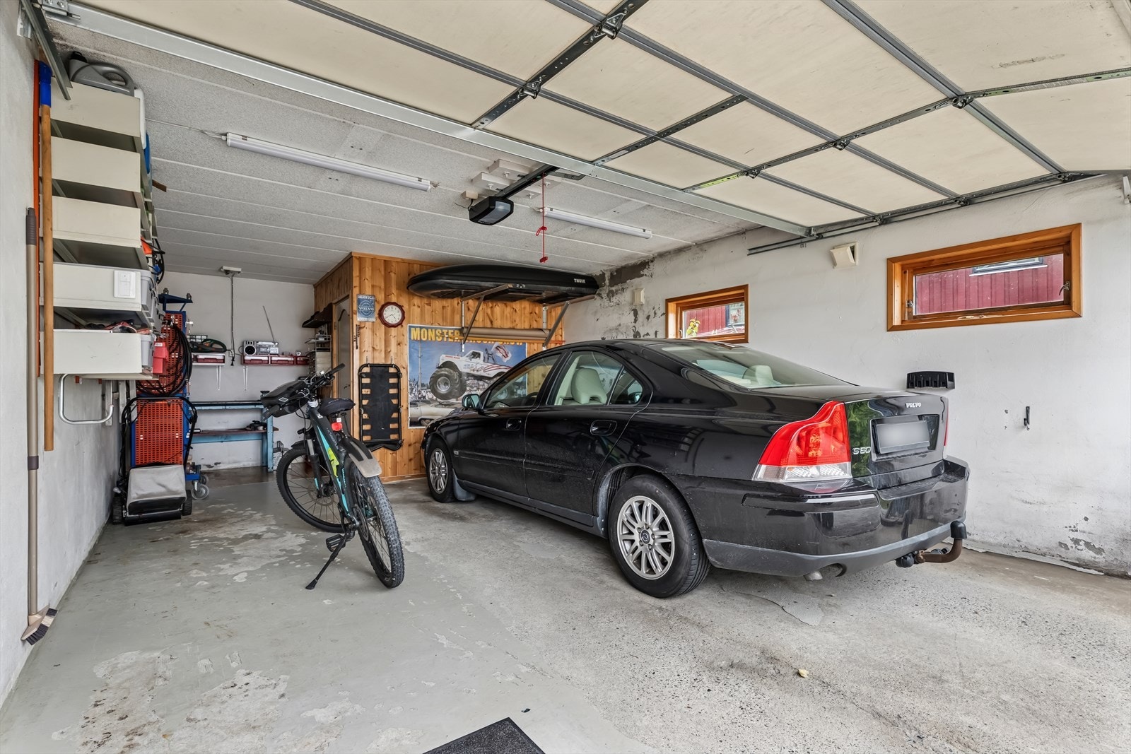 I garasjen fra 2000 er det plass til å parkere bilen og godt med lagringsplass. Galleribilde